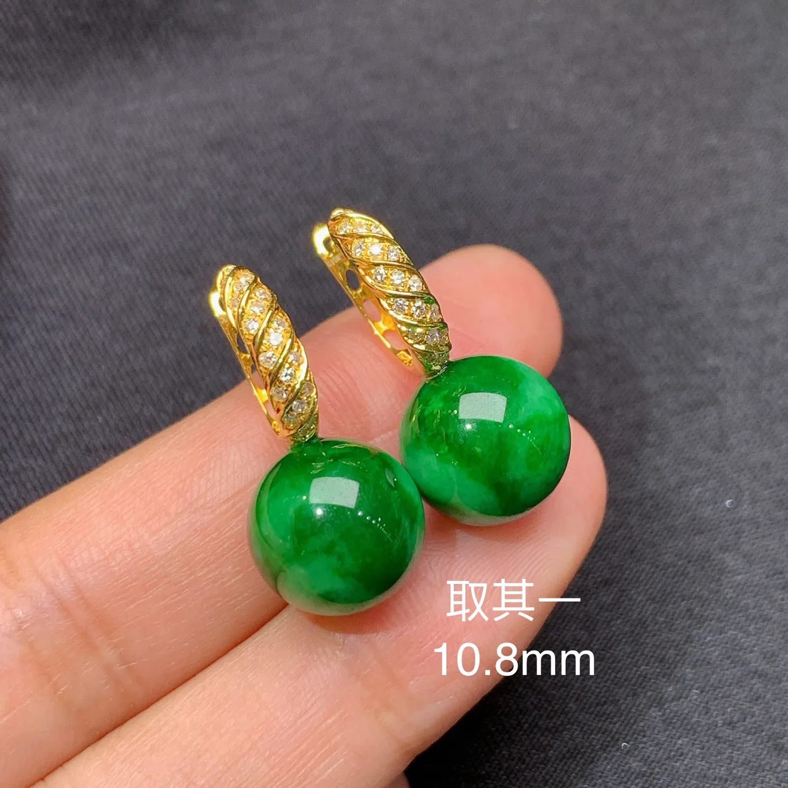 阳绿圆珠耳坠，18k金镶嵌，简约时尚，冰润色阳，种水足，Xu 直径10.8