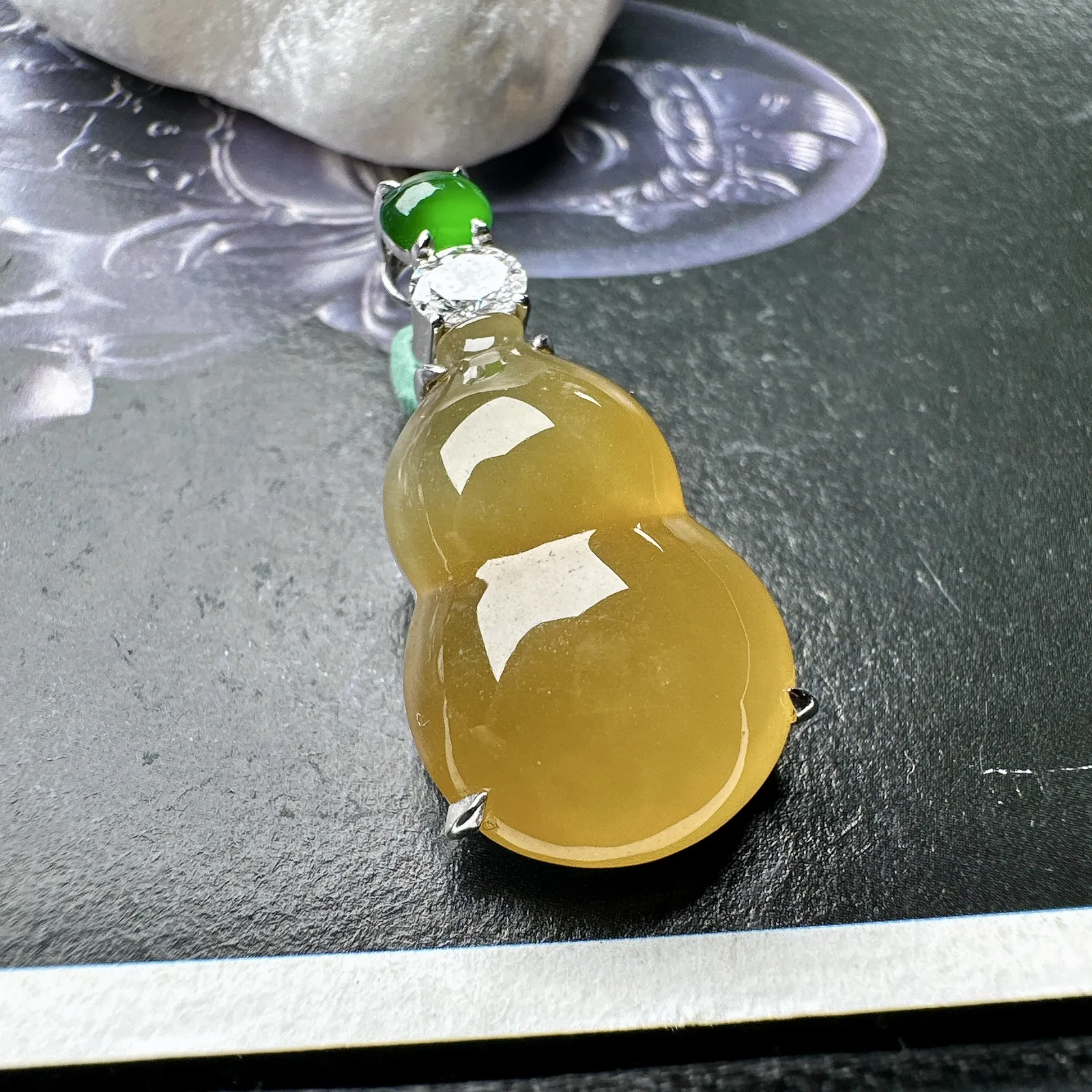 【冰种黄翡葫芦】种地优秀，通透闪亮，起光的料子，厚度很好，18k金钻镶嵌，裸石尺寸20.2*13.9