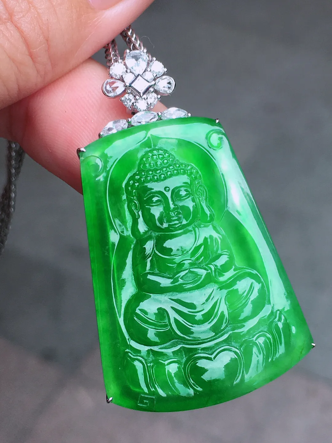 阳绿【佛祖】吊坠，色泽均匀艳丽，玉质细腻，荧光感超
强，饱满圆润，气质满满。18k
金豪华镶嵌
