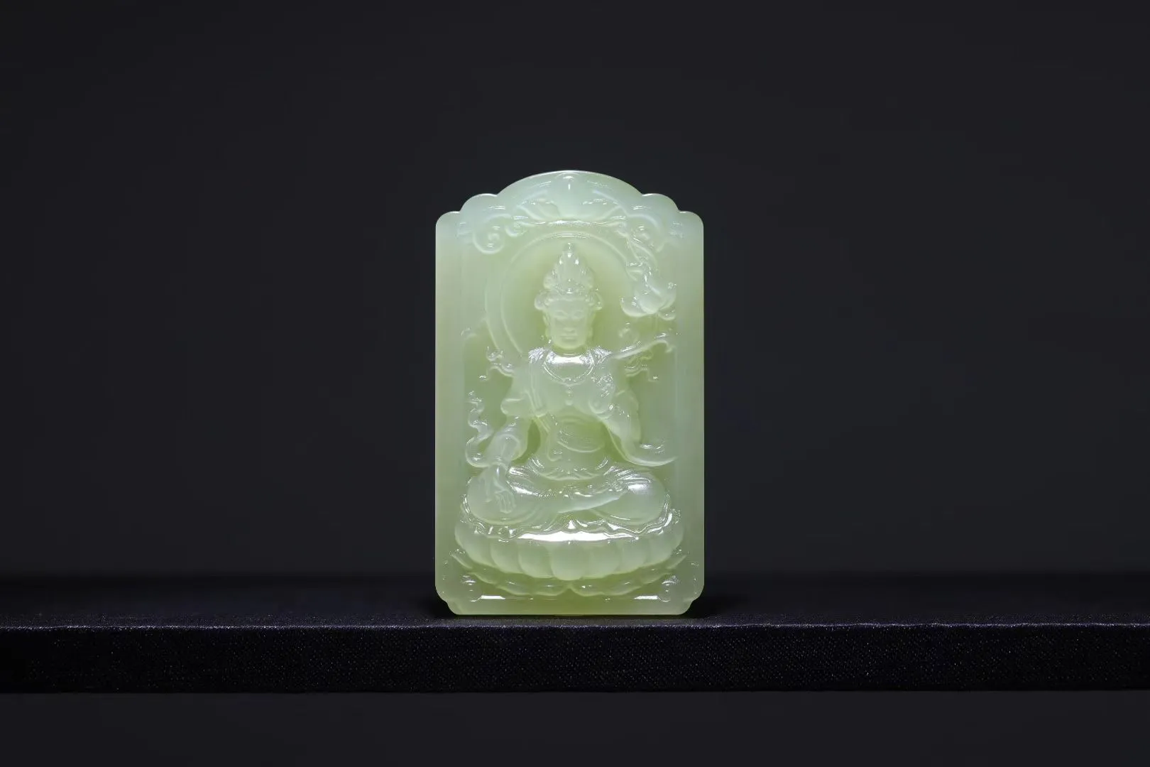 精品
【慈航普渡】和田玉黄口冰肌玉骨，明艳冰黄似晨曦初凝。立体雕工勾勒观音妙相，衣袂翩跹若流风回雪，