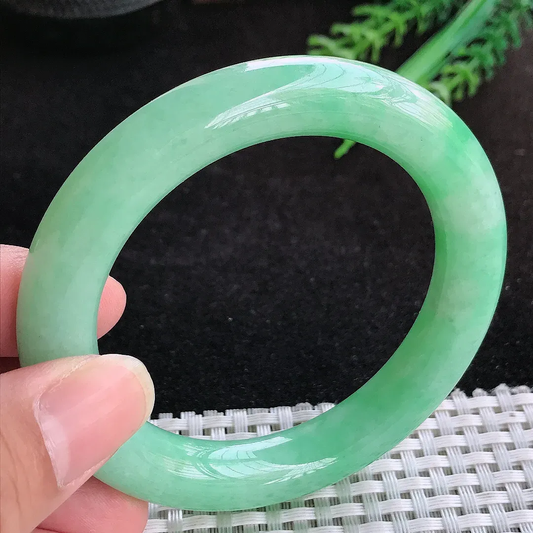 自然光55.5/11.2/11老坑精美温润满绿苹果绿圆条手镯天然翡翠玉镯女款