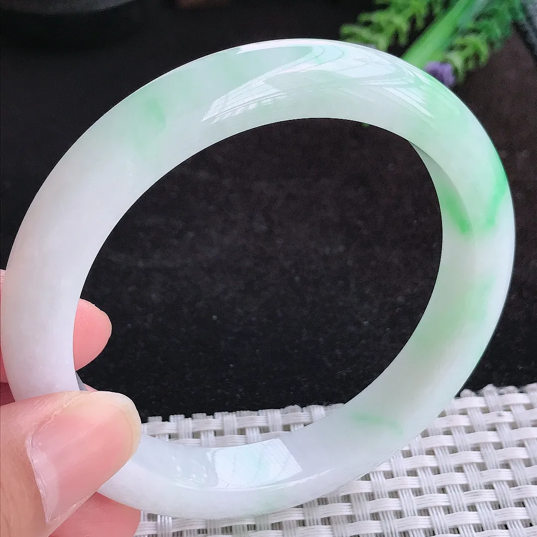 自然光62.5/12.2/9大圈口老坑秀气冰润白底青飘阳绿手镯天然翡翠玉镯女款