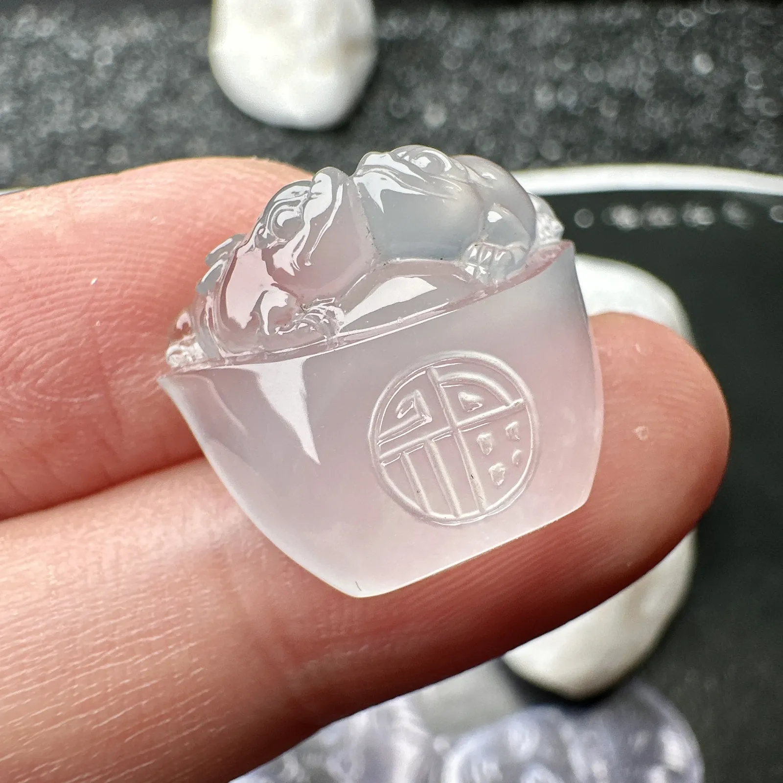 【冰种金蝉裸石】招财神器，质地均匀细腻，冰润起光，胶感强烈，冰感明显。