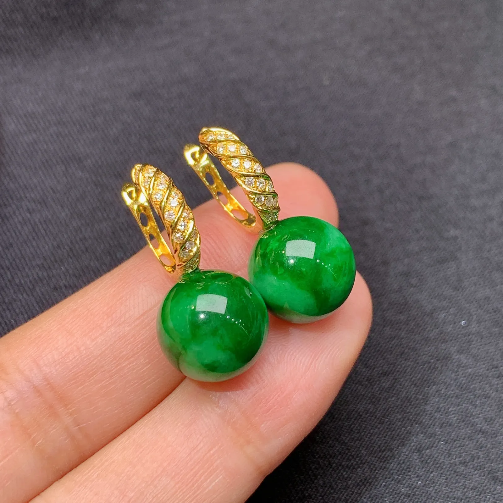 阳绿圆珠耳坠，18k金镶嵌，简约时尚，冰润色阳，种水足，Xu 直径10.8