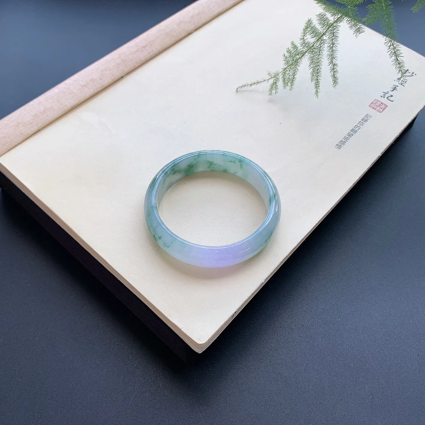 56.5圈口飘花带紫正圈手镯 尺寸：56.5-14-8，无纹裂，花色浓郁，水润光滑