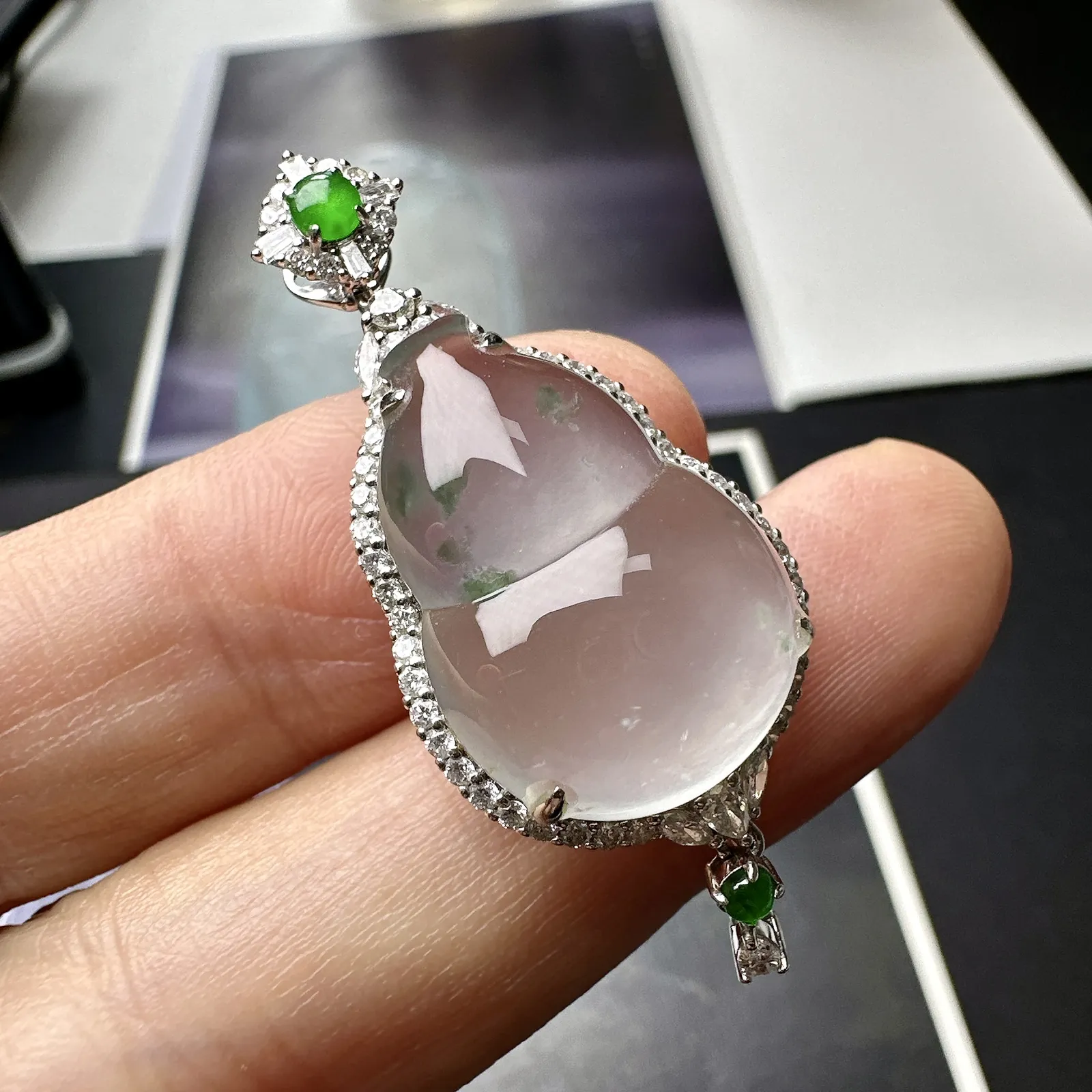 【冰种飘花葫芦】质地非常细腻，通透度很好，18k金钻镶嵌，裸石尺寸21.1*14.8*5.9毫米