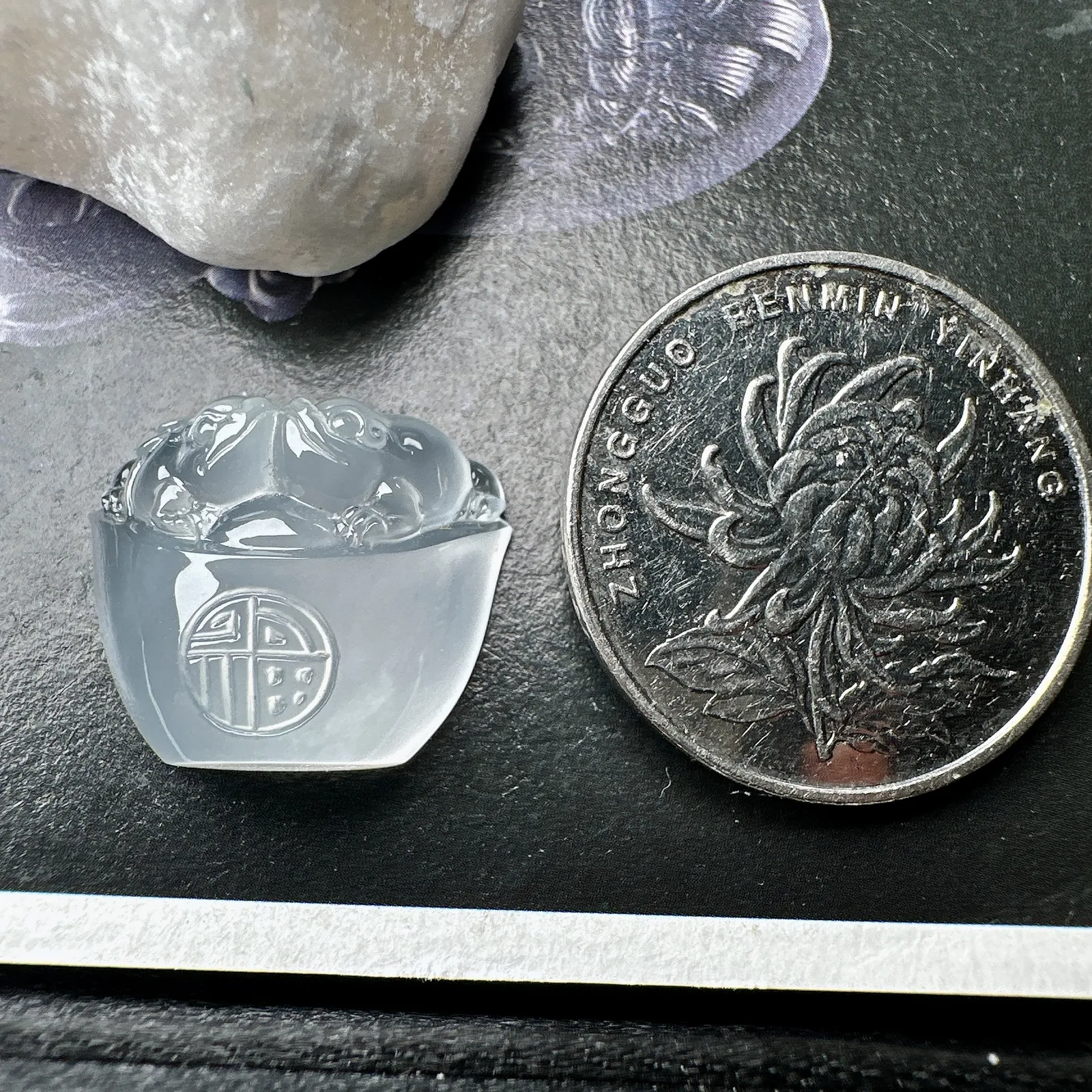 【冰种金蝉裸石】招财神器，质地均匀细腻，冰润起光，胶感强烈，冰感明显。