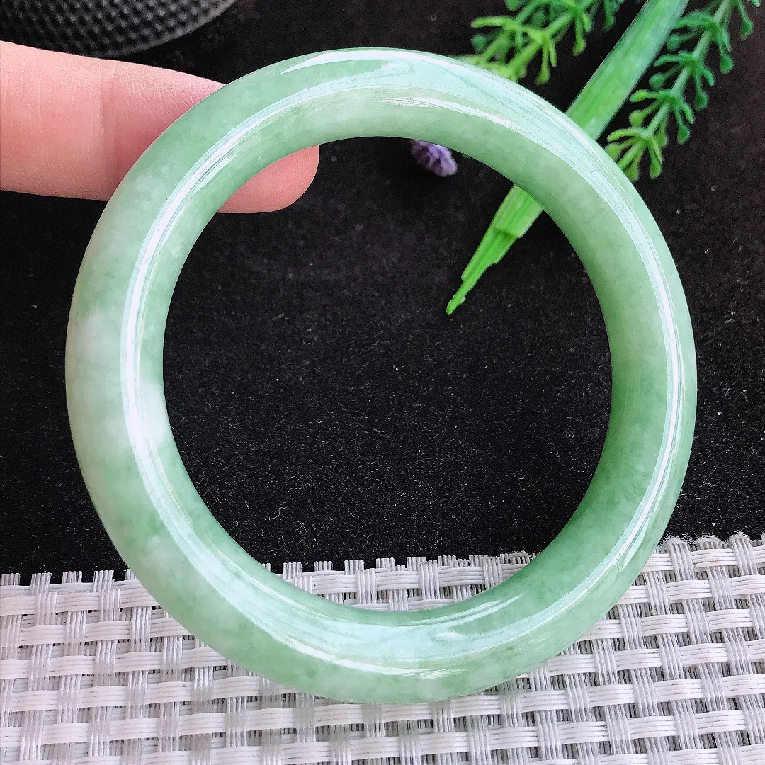 自然光57.5/10.6/10.4老坑精美温润浅绿色圆条手镯天然翡翠玉镯女款