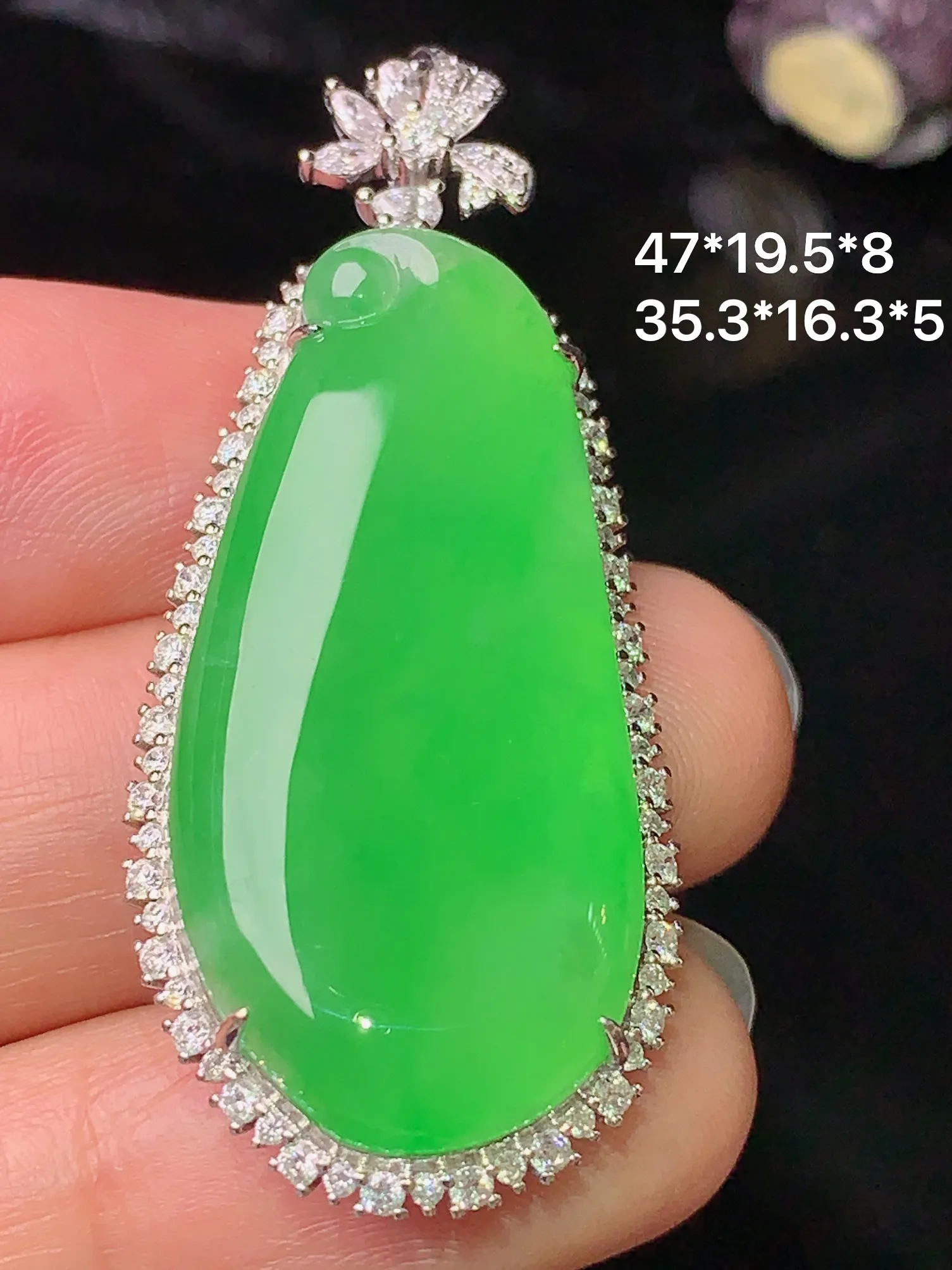 18k金钻镶嵌翠绿福瓜吊坠 玉质细腻 色泽艳丽 水润亮眼  整体尺寸47*19.5*8