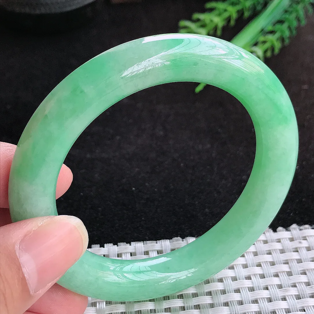 自然光55.5/11.2/11老坑精美温润满绿苹果绿圆条手镯天然翡翠玉镯女款