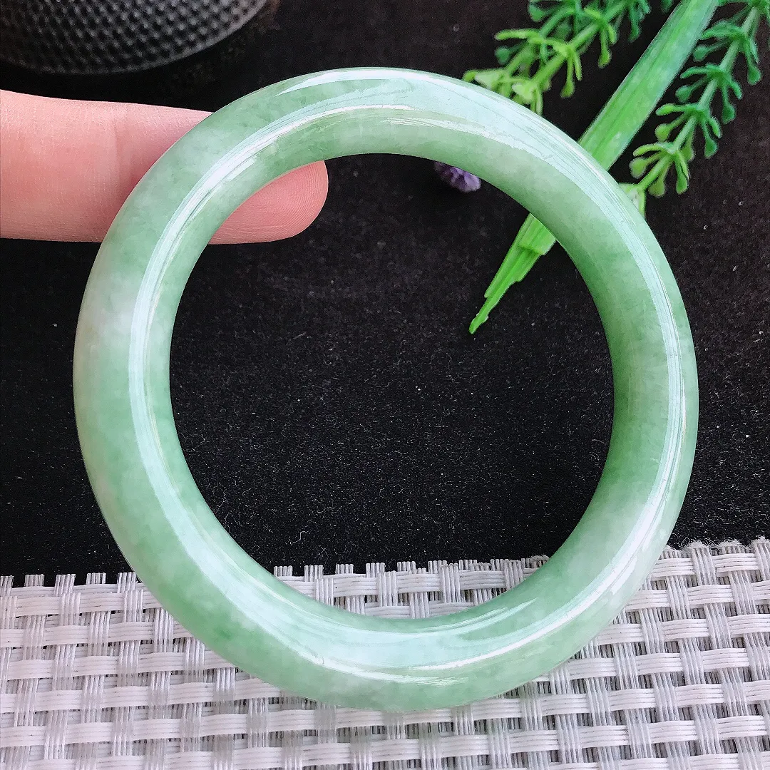 自然光57.5/10.6/10.4老坑精美温润浅绿色圆条手镯天然翡翠玉镯女款