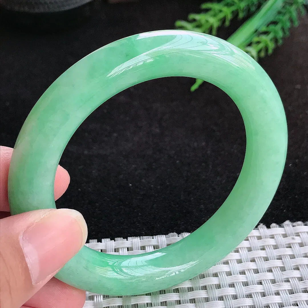 自然光55.5/11.2/11老坑精美温润满绿苹果绿圆条手镯天然翡翠玉镯女款