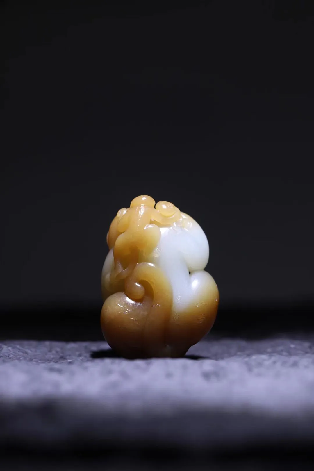 ●—佩戴推荐
●——“如意封侯”
这款如意封侯挂件，糖色部分极为浓郁，糖白两色分明，整体雕刻如意，即事事如意，万事介灵，糖色巧雕灵猴，猴与“侯”同音，有封侯的意思，整体寓意如意封侯，步步高升！

糖白分明的灵猴不仅可佩于胸前，圆润饱满的造型亦可做手把件，重宝在手，凝祥纳瑞，是中秋佩戴、送礼的佳品！48-33-22mm，46.6g