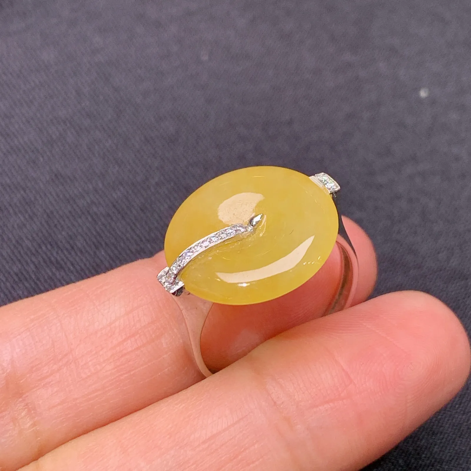 黄翡平安扣戒指 18k金镶嵌，简约时尚，冰透水润，颜色鲜亮，Xu 圈口14 裸石15.2*3.2