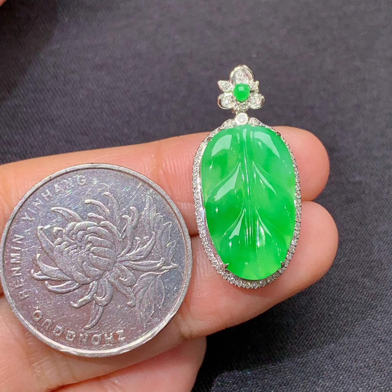 冰阳绿树叶吊坠，18k金镶嵌，色泽鲜阳，冰润细腻，种水足， 尺寸28.3*13.6*5.3