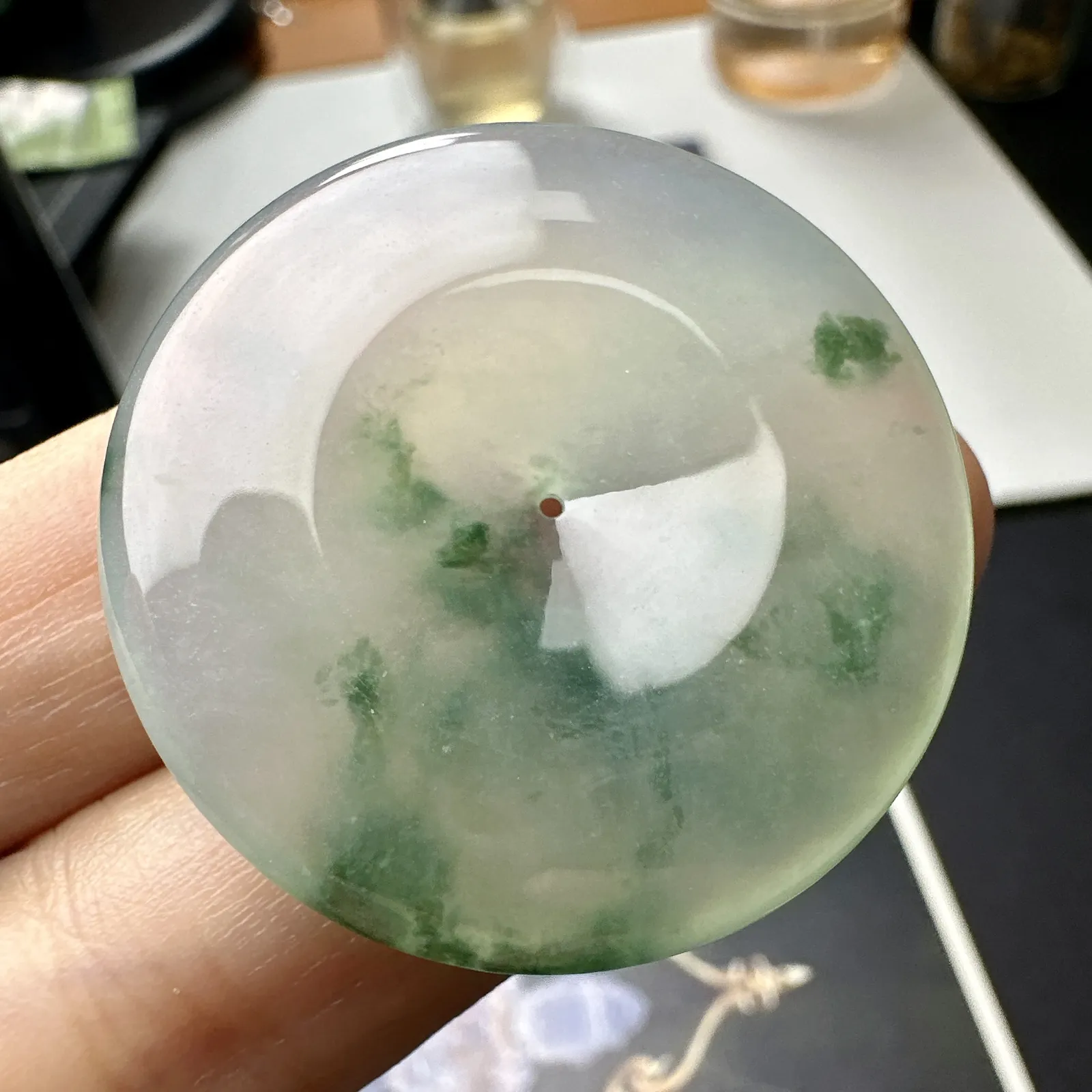 【冰种飘花大平安扣】质地非常细腻，冰润十足，种老冰透