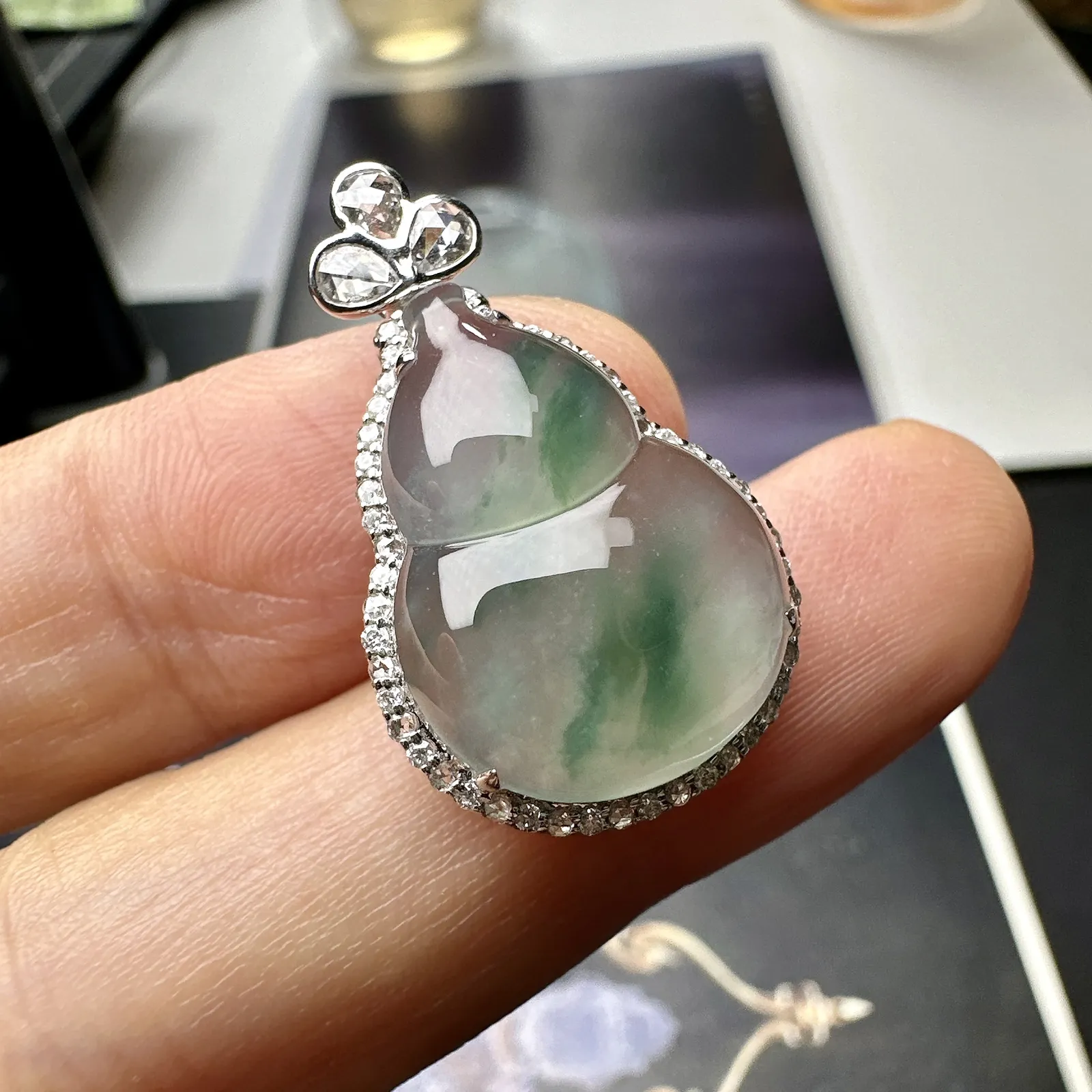 【冰种飘花葫芦】质地非常细腻，通透度很好，18k金钻镶嵌，裸石尺寸19*13.9*5.4毫米