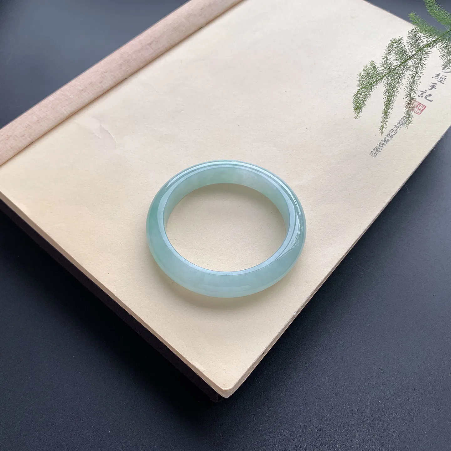 55圈口晴底正圈手镯 尺寸：55-12.2-8.6，无纹裂，水润光滑，色泽亮丽