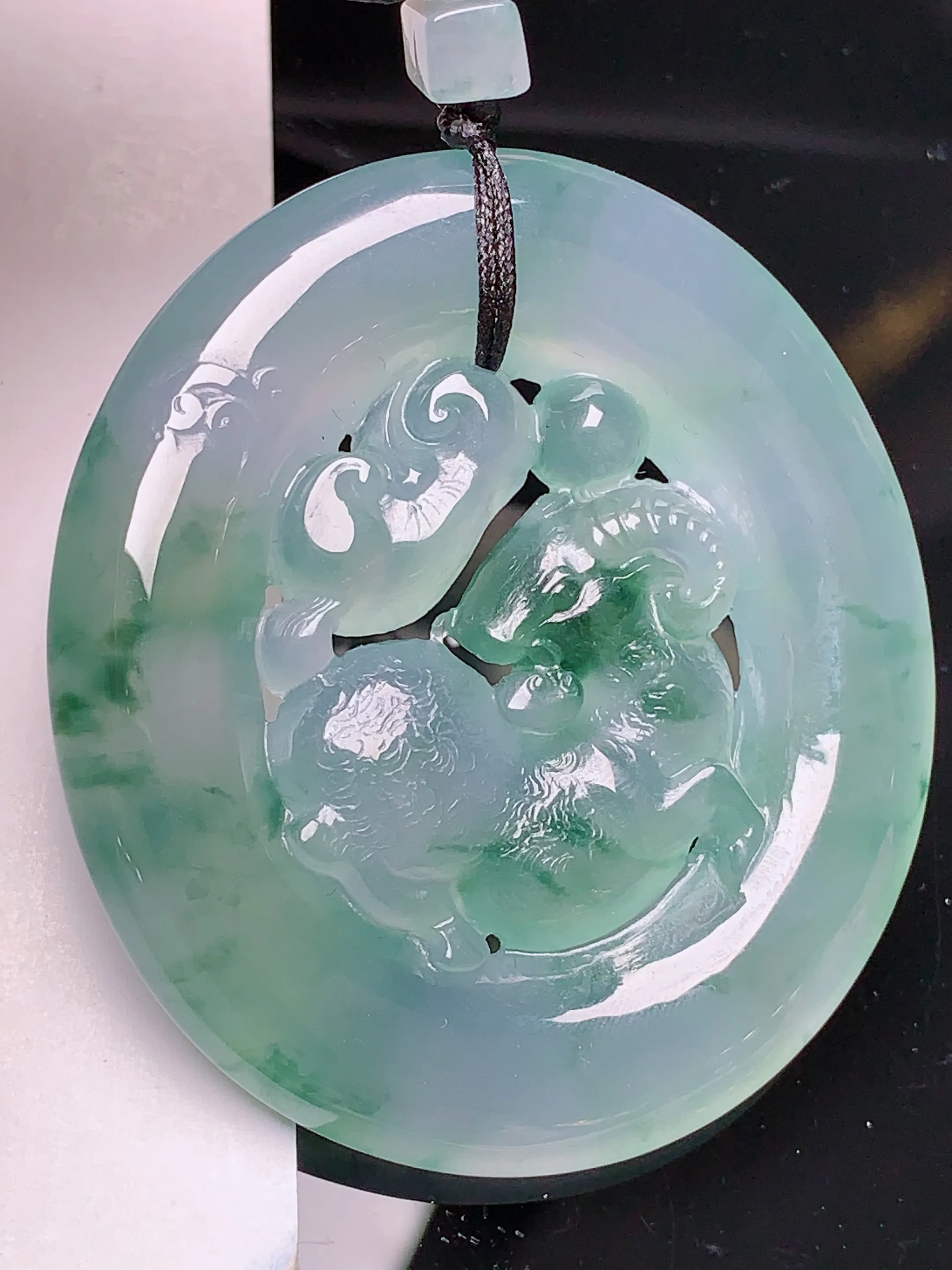 飘绿生肖羊吊坠 玉质细腻 色泽艳丽 水润亮眼  整体尺寸48.2*42.6*6.5