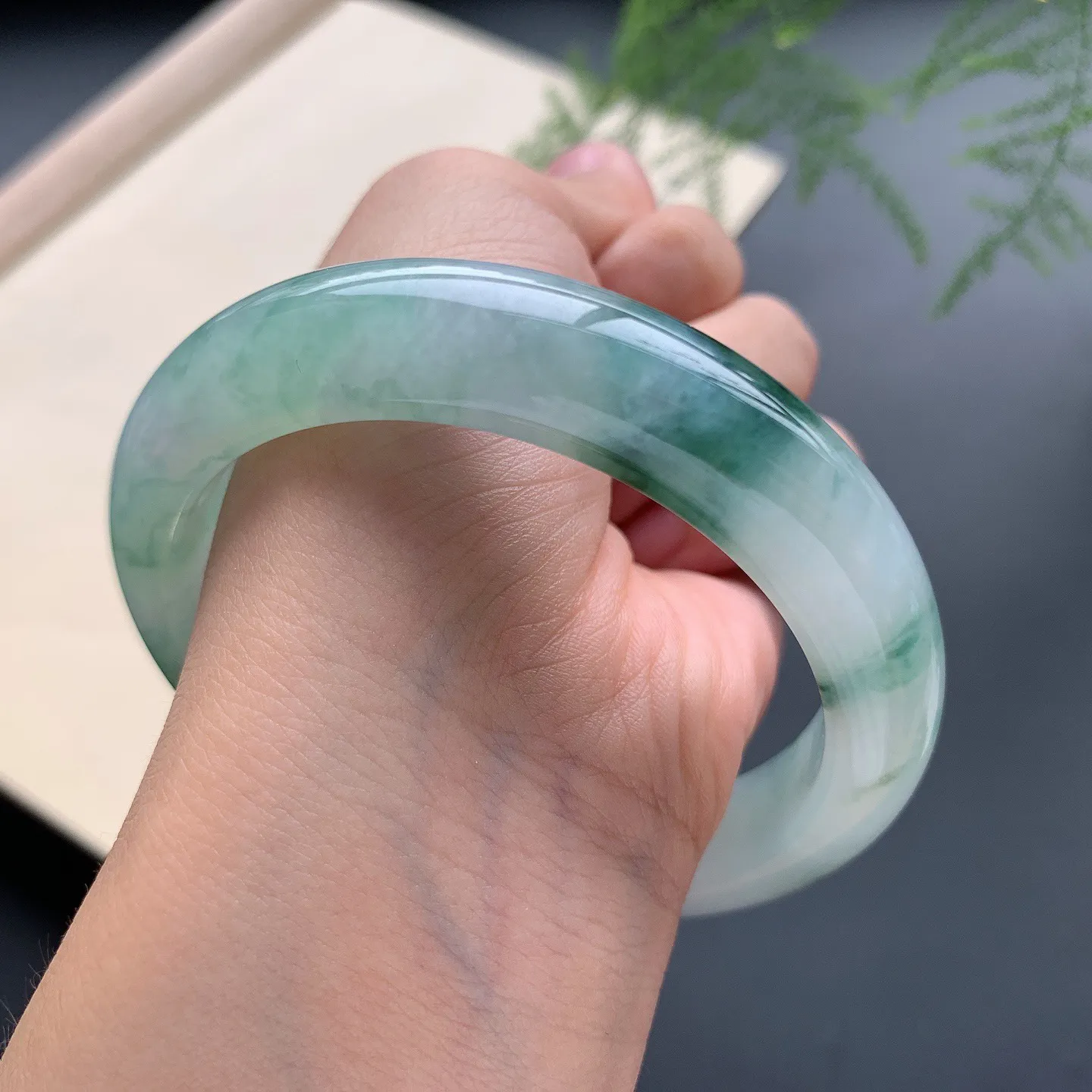 59.2圈口飘花正圈手镯 尺寸：59.2-13-9，无纹裂，水润细腻，花色唯美