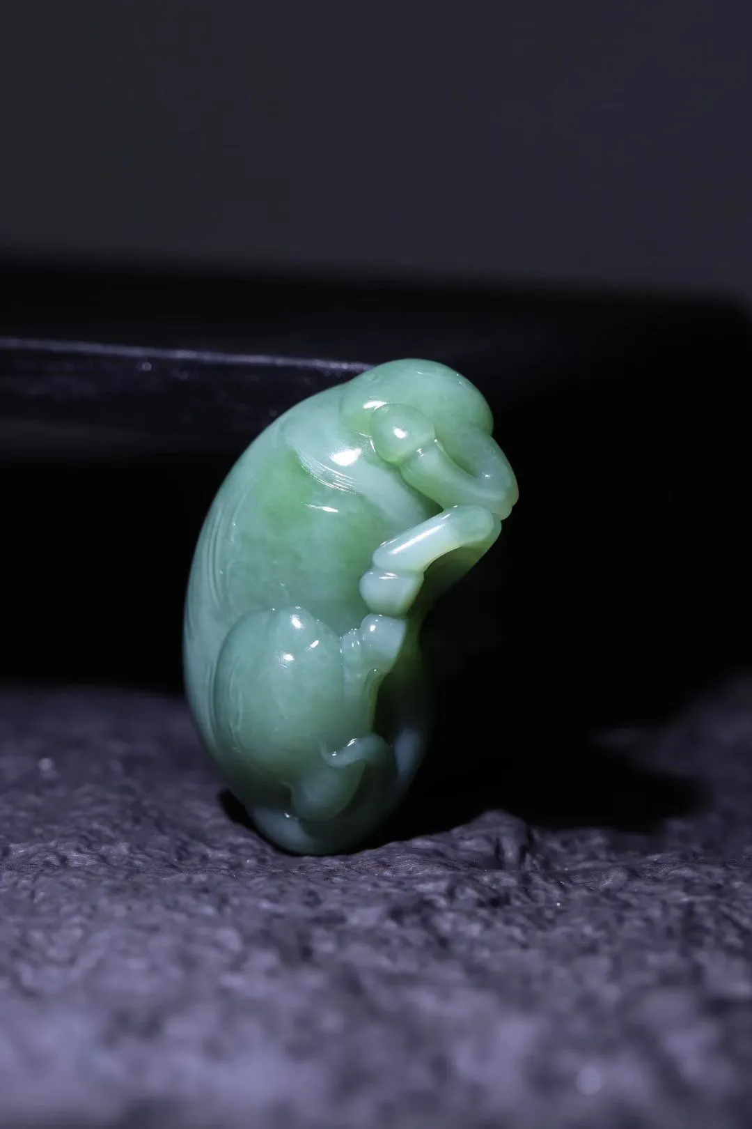 精致美物
【骏马】7号坑老料碧玉碧玉猫眼，荧光闪闪，油润十足。纯手工精雕,，写实风格、线条柔顺流畅，神气俊朗。实力派手笔，刀笔干练果断，大气辉煌。纵横山河气势如虹，长鬃飞扬，嘶鸣响彻长空，四蹄生风，草原无际任驰骋，翻蹄亮掌疾如风。此马若遂千里志，追风犹可到天涯！
【规格】57-33-24mm，68g