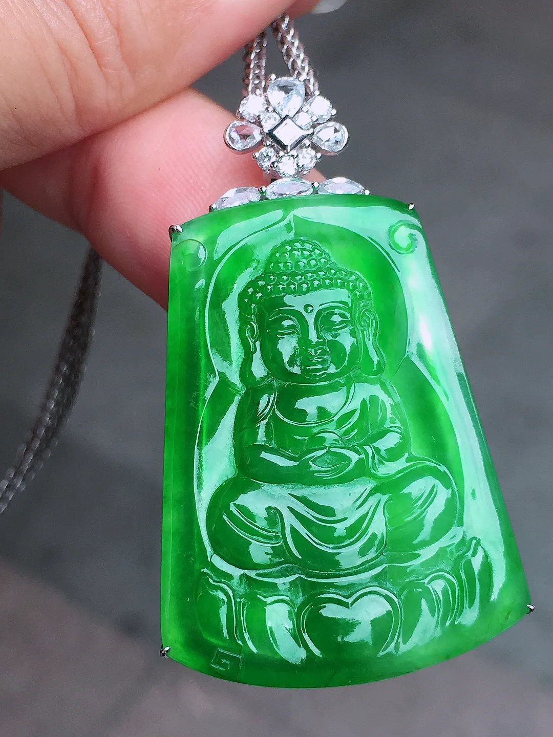 阳绿【佛祖】吊坠，色泽均匀艳丽，玉质细腻，荧光感超
强，饱满圆润，气质满满。18k
金豪华镶嵌