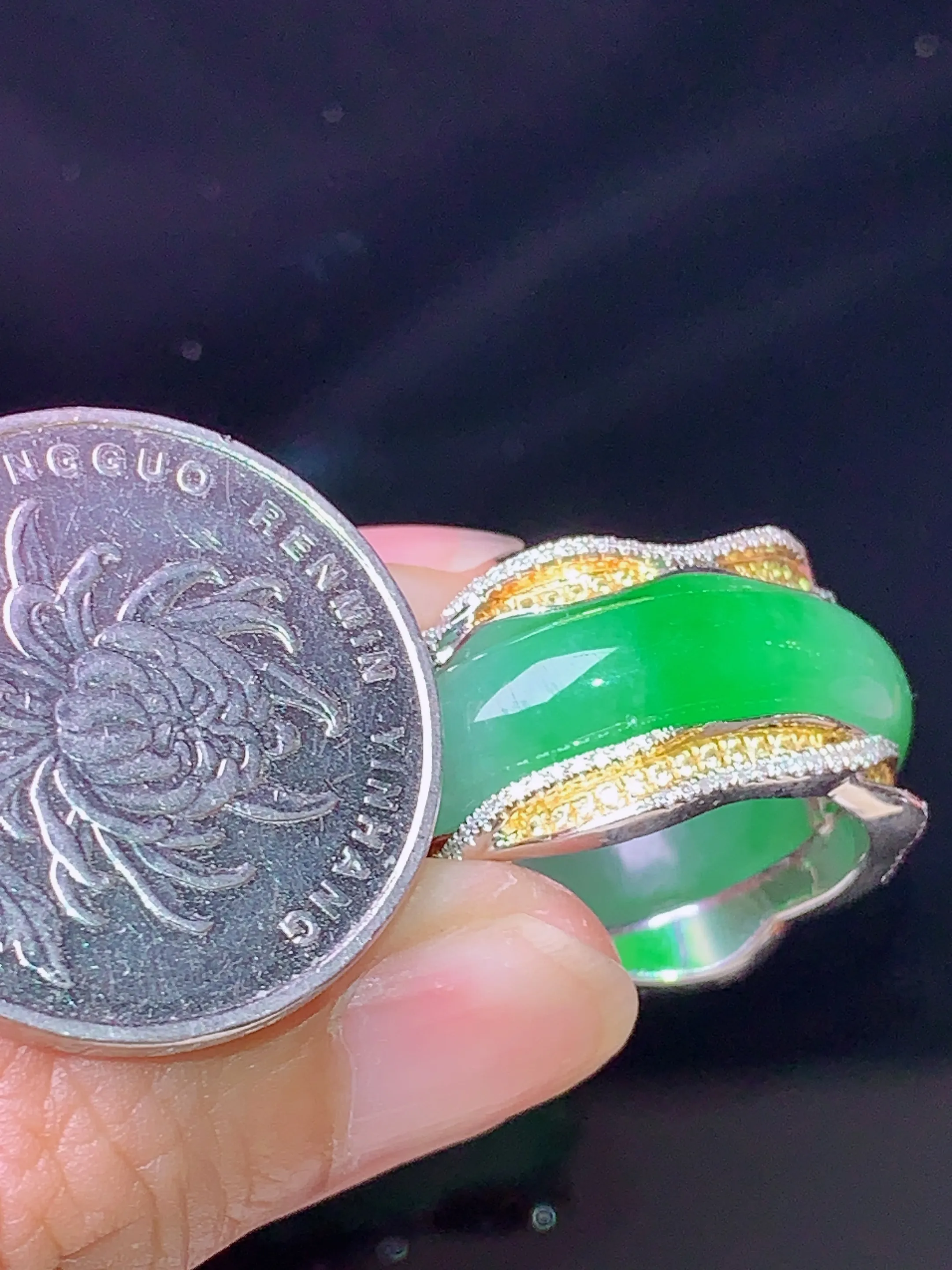 18k金钻镶嵌翠绿指环 玉质细腻 水润亮眼  圈口13 整体尺寸25*5.5*3.8