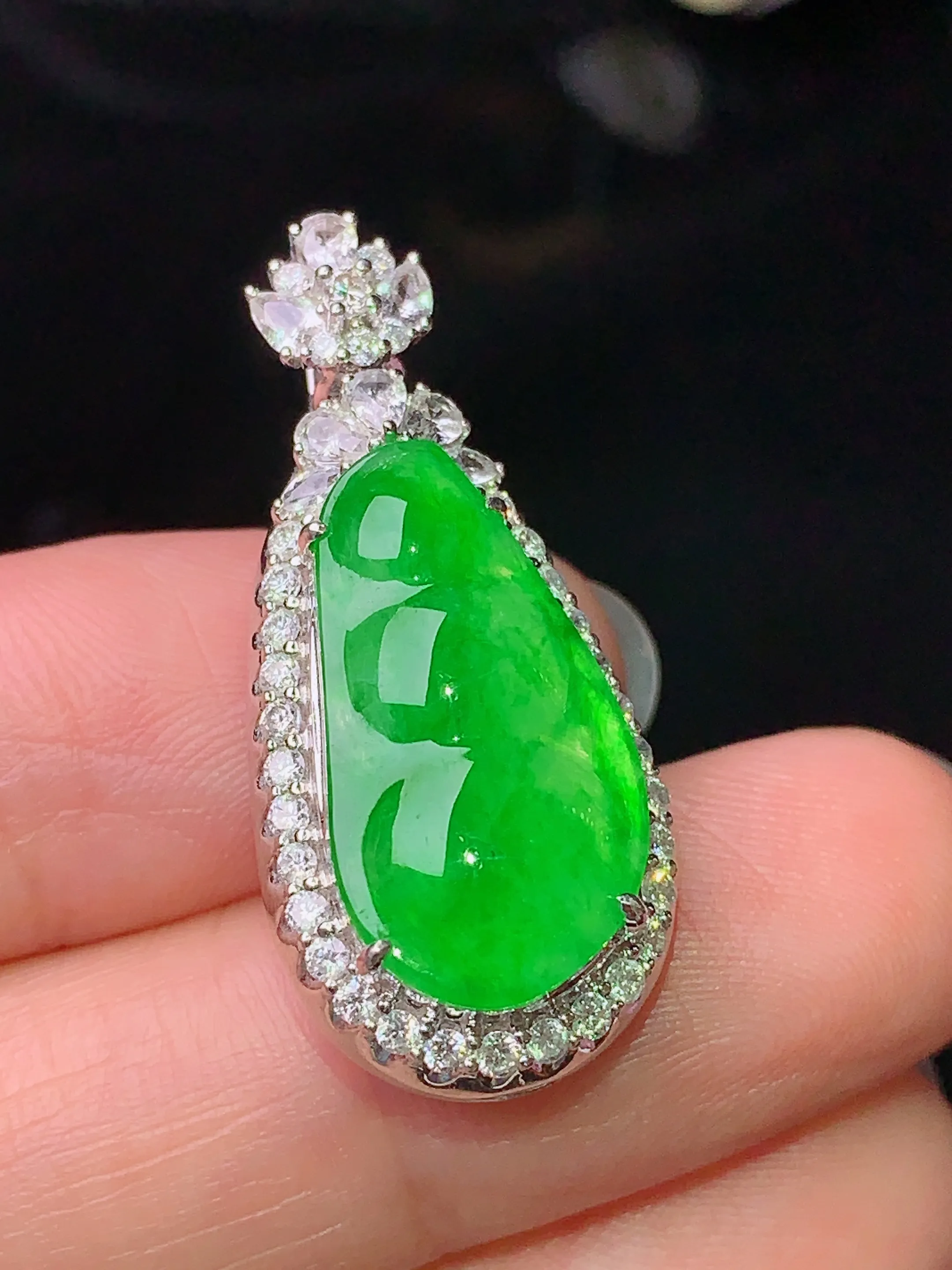 18k金钻镶嵌翠绿四季豆吊坠 玉质细腻 色泽艳丽 水润亮眼  整体尺寸31.2*14.2*9.6