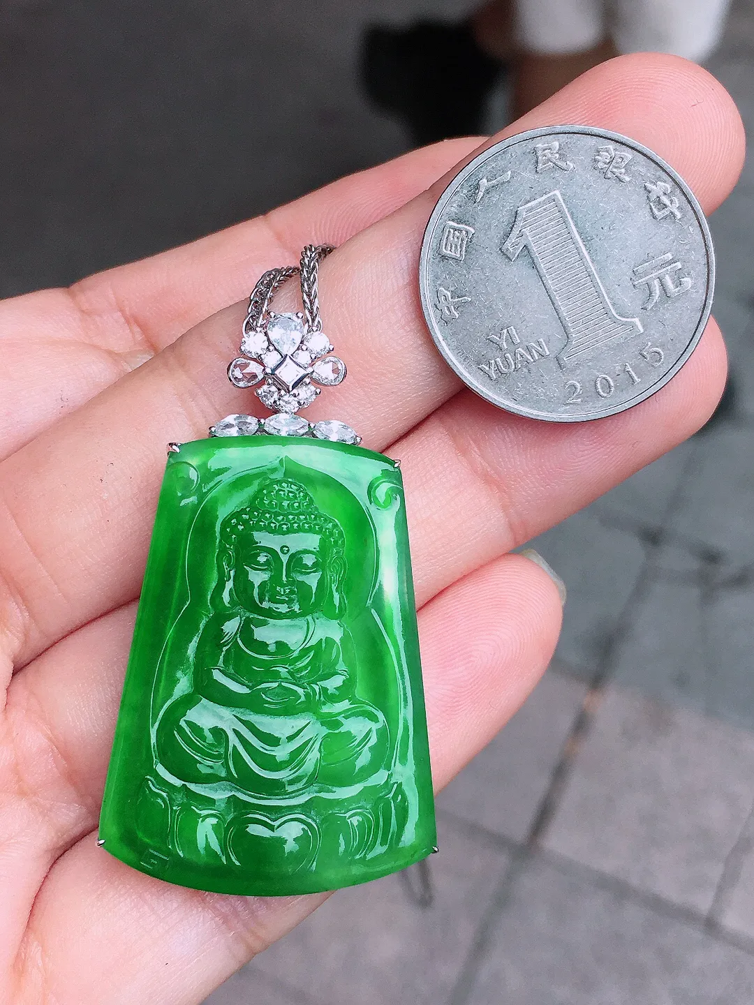 阳绿【佛祖】吊坠，色泽均匀艳丽，玉质细腻，荧光感超
强，饱满圆润，气质满满。18k
金豪华镶嵌