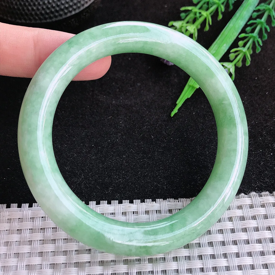 自然光57.5/10.6/10.4老坑精美温润浅绿色圆条手镯天然翡翠玉镯女款