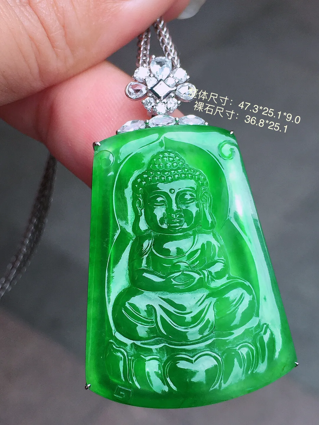 阳绿【佛祖】吊坠，色泽均匀艳丽，玉质细腻，荧光感超
强，饱满圆润，气质满满。18k
金豪华镶嵌