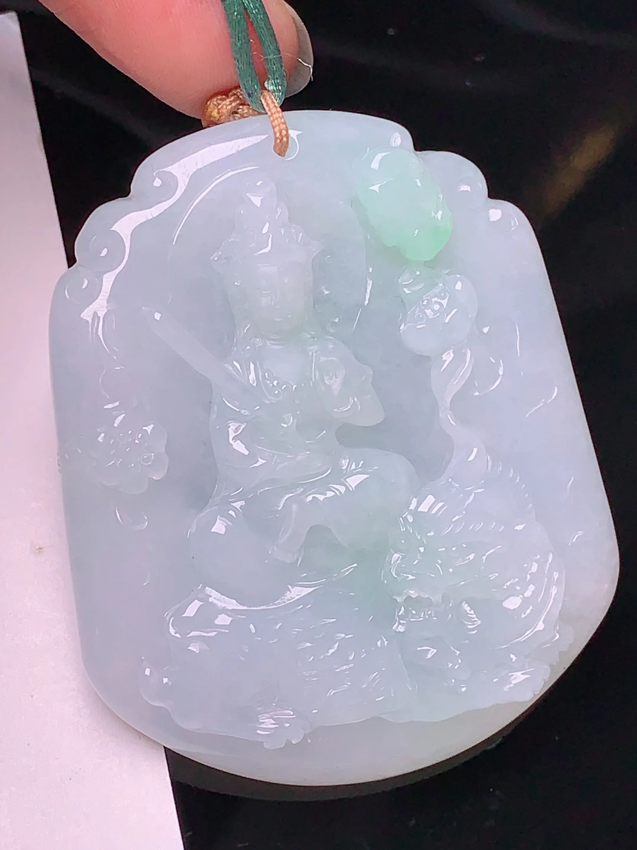 飘绿文殊观音菩萨吊坠 玉质细腻 色泽艳丽 水润亮眼  整体尺寸50*41.5*6