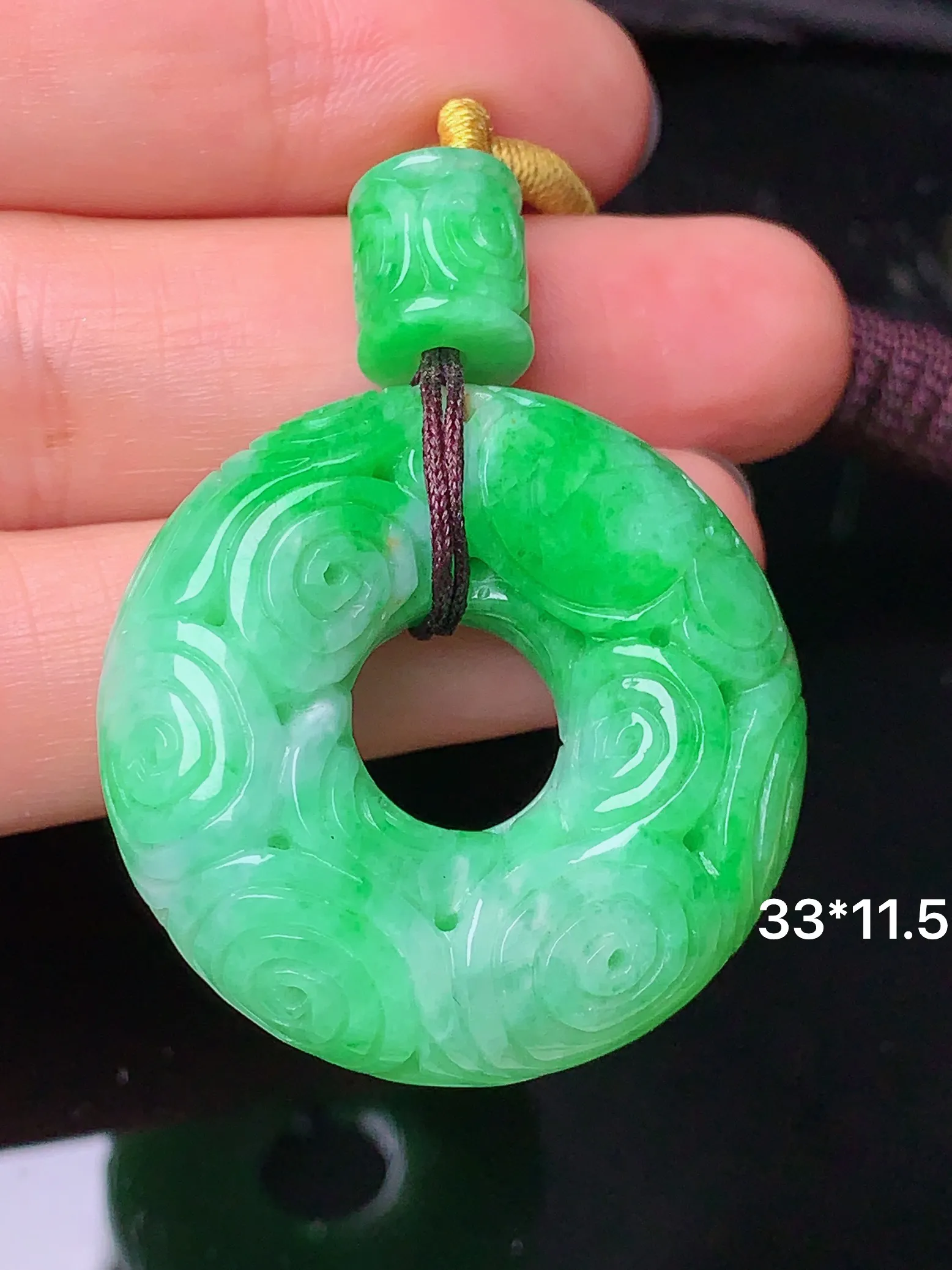 18k金钻镶嵌翠绿雕花平安环吊坠 玉质细腻 水润亮眼  整体尺寸33*11.5