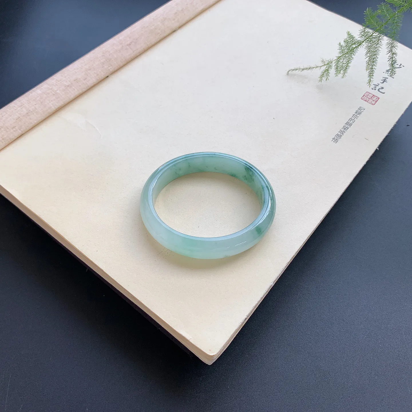 53圈口飘花贵妃手镯 尺寸：53-48-12-7，无纹裂，水润光滑，花色浓郁，