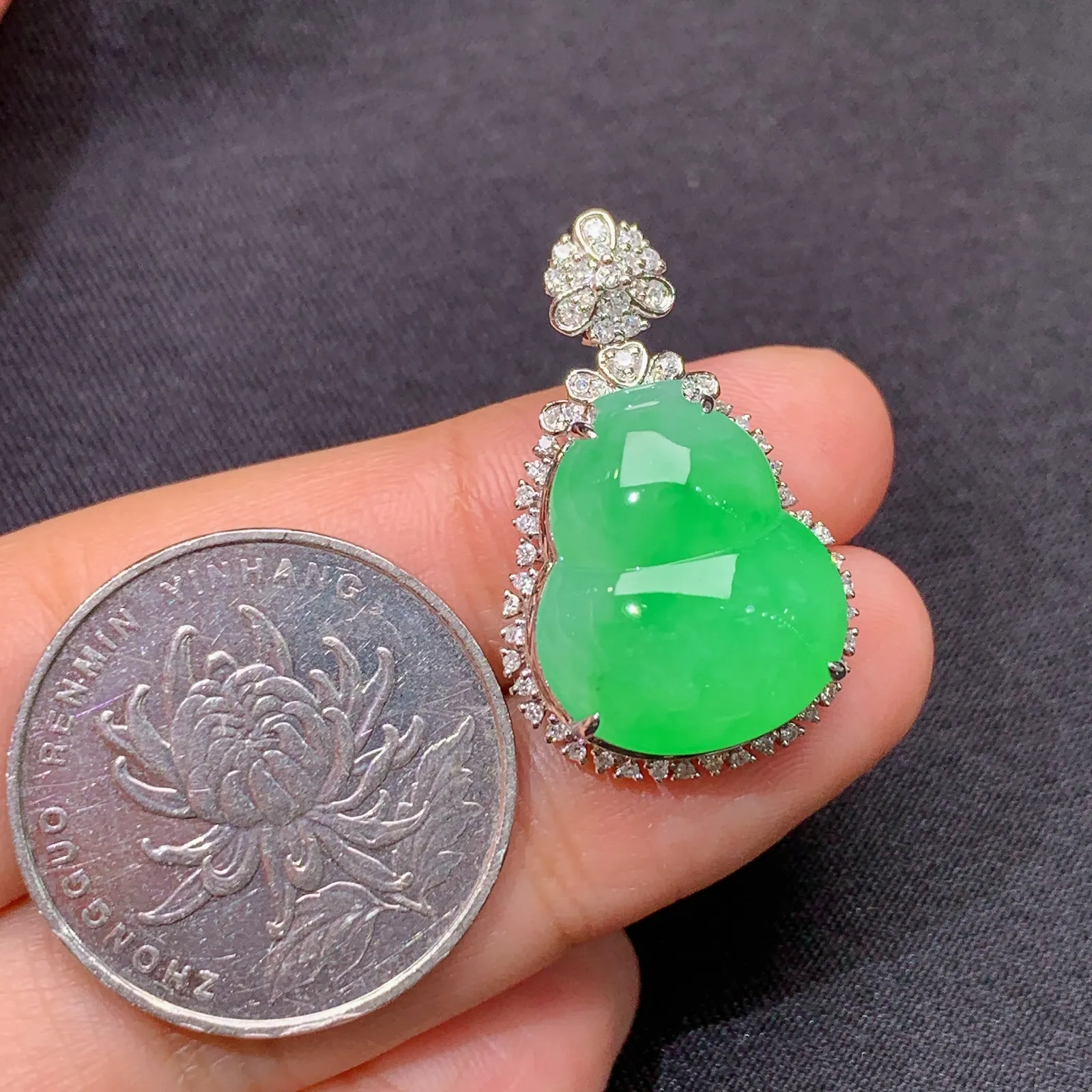 甜阳绿葫芦吊坠，18k金镶嵌，色泽鲜阳，冰润细腻，种水足，Jj 尺寸27.8*17.5*9.8