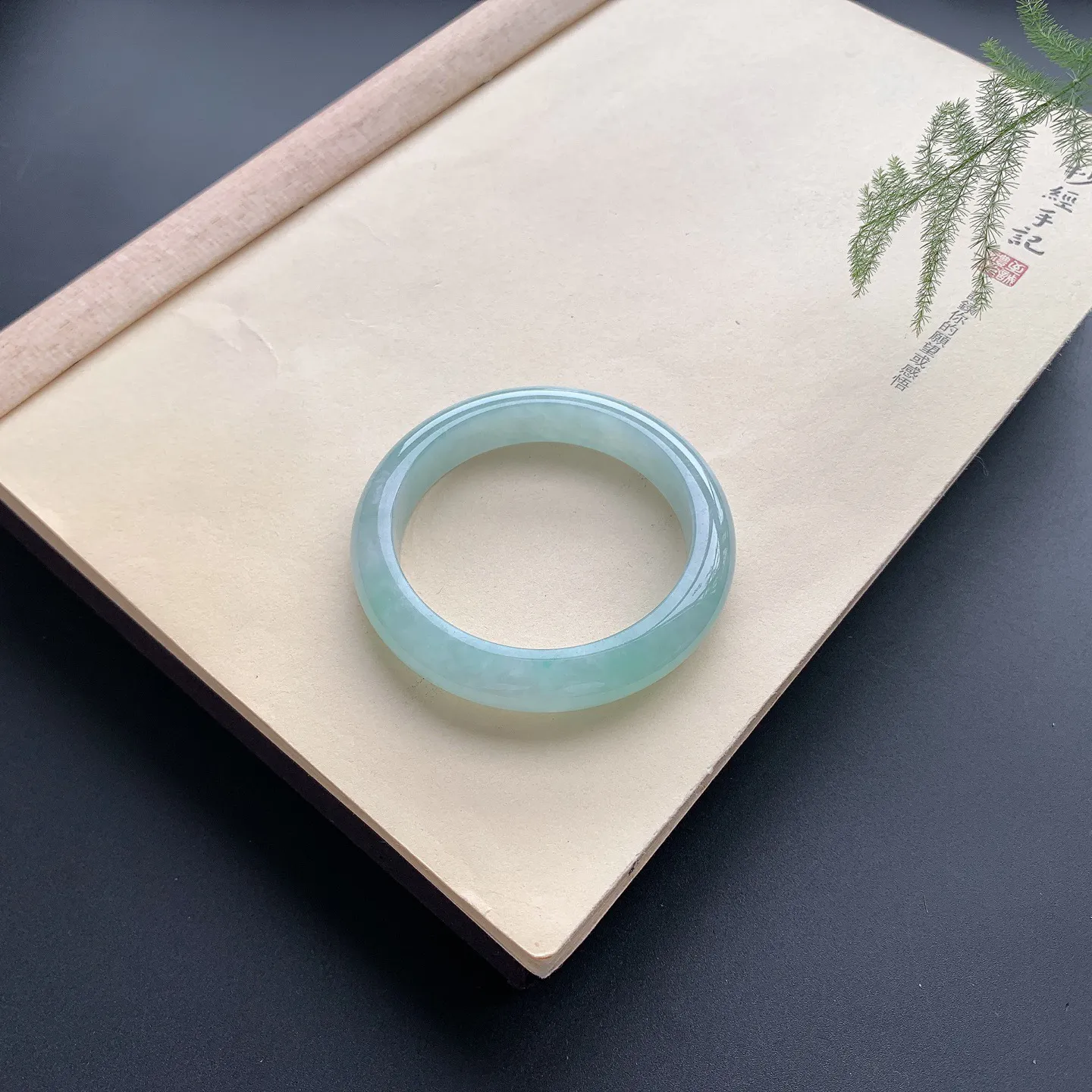 55圈口晴底正圈手镯 尺寸：55-12.2-8.6，无纹裂，水润光滑，色泽亮丽