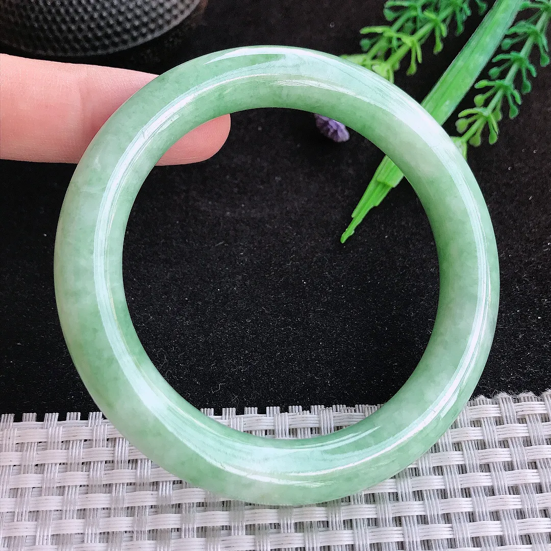 自然光57.5/10.6/10.4老坑精美温润浅绿色圆条手镯天然翡翠玉镯女款