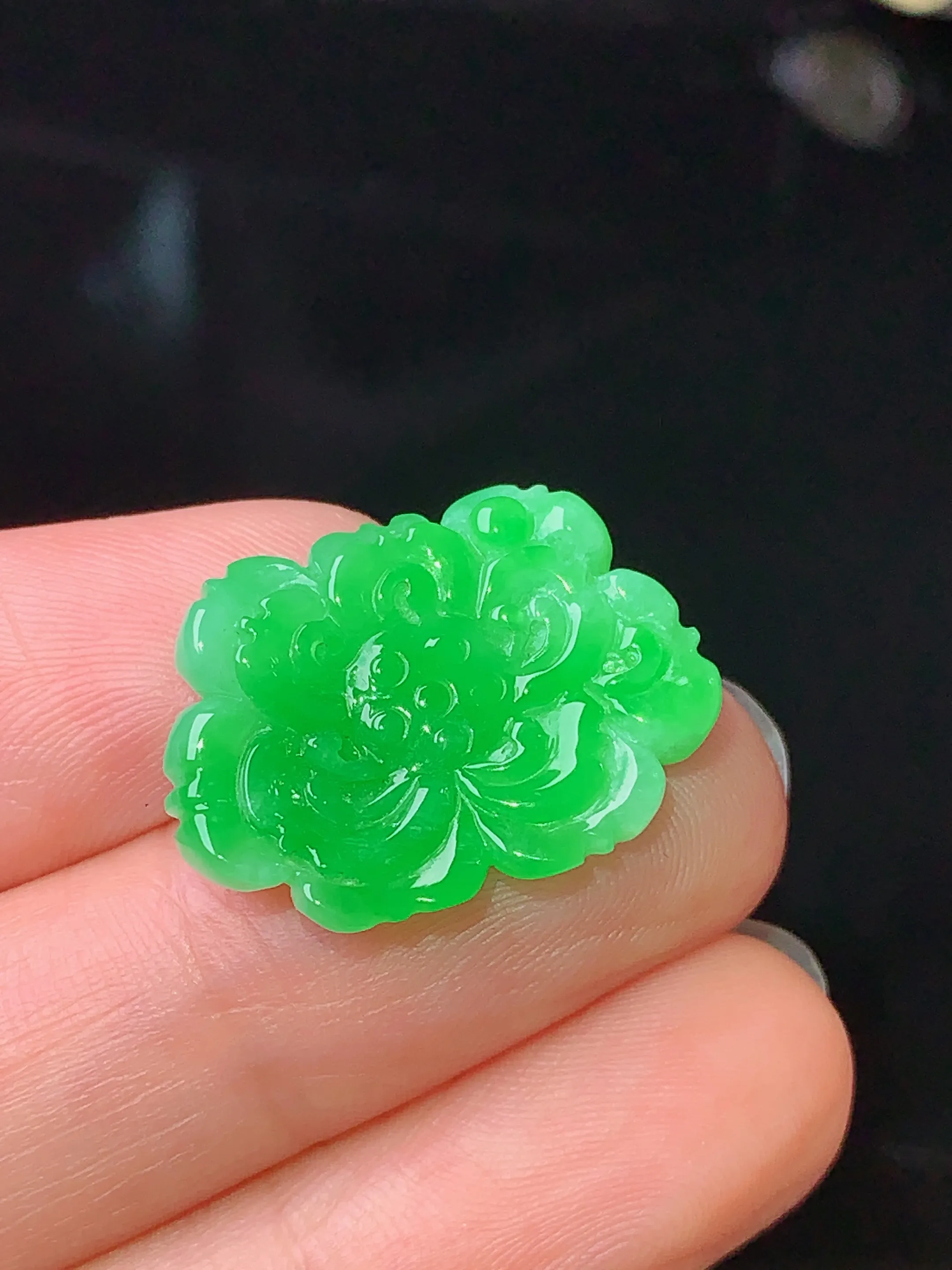 镶嵌款 翠绿莲花吊坠 玉质细腻 色泽艳丽  水润亮眼  整体尺寸16.1*21.8*4.7