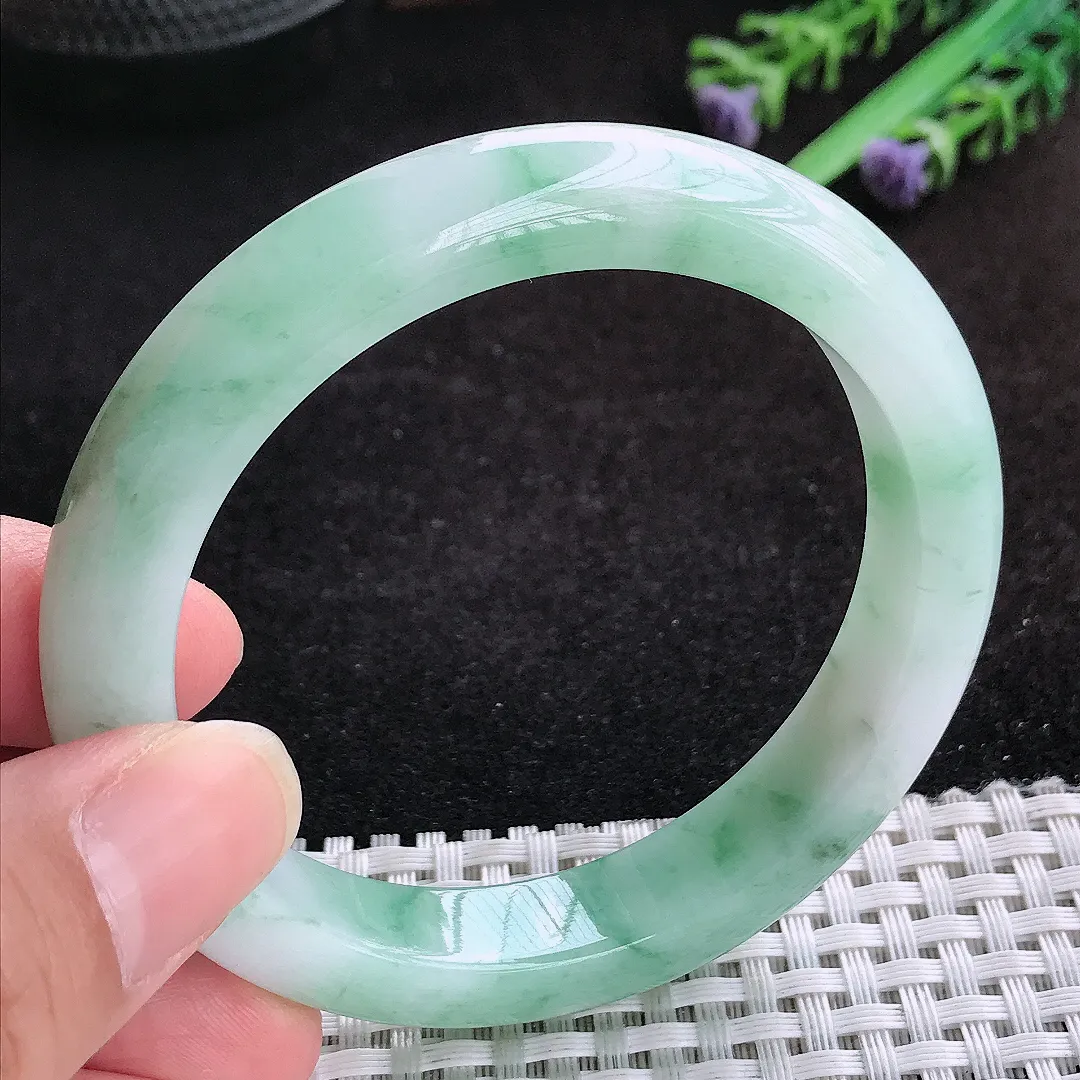 自然光56.5/11.3/8.7老坑精美冰润飘绿手镯天然翡翠玉镯女款