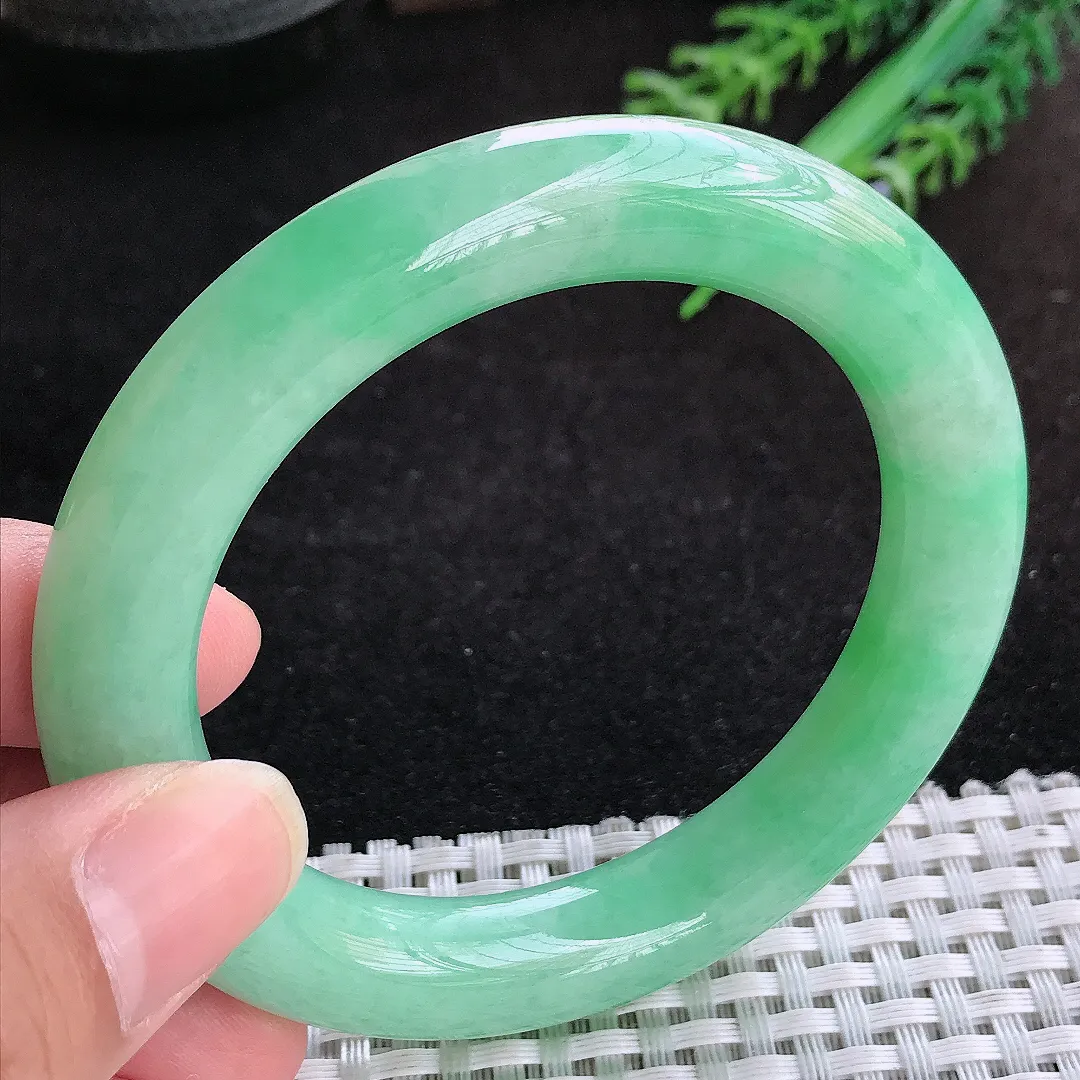 自然光55.5/11.2/11老坑精美温润满绿苹果绿圆条手镯天然翡翠玉镯女款