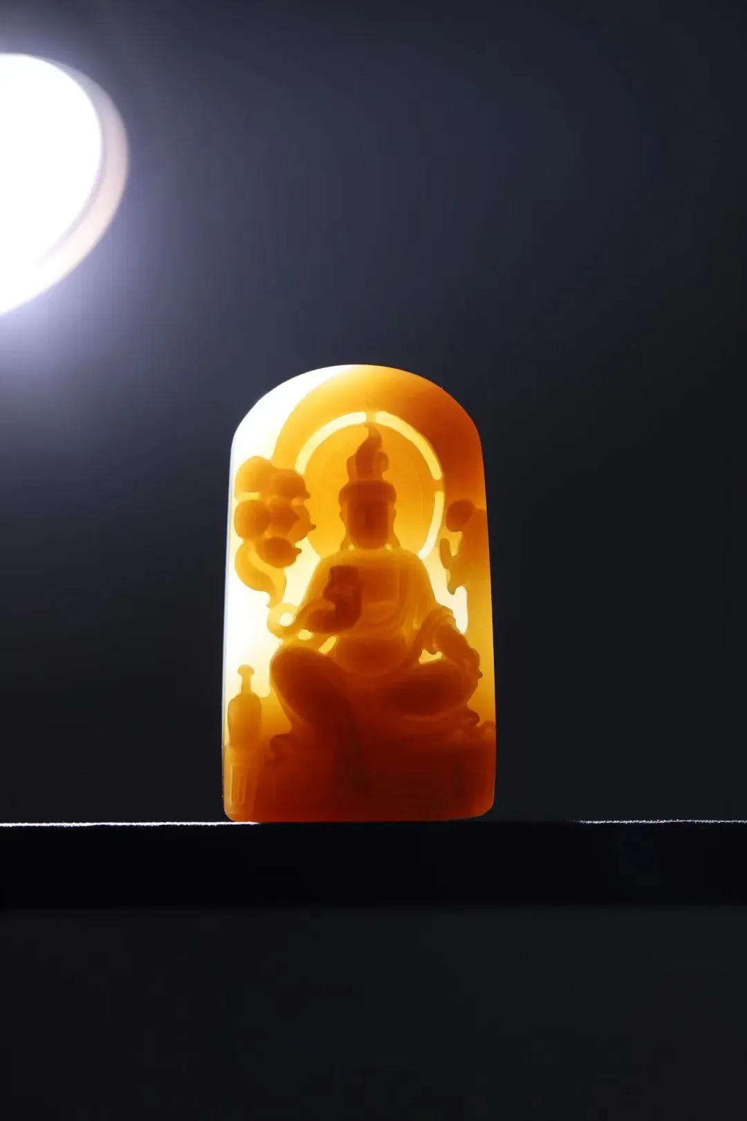 收藏美物
【千年禅心】且末糖白玉，白细如脂，红肉艳丽饱满，呈现出如潭水一般的深邃色泽，让人一眼望不穿，充满了遐想。雕工精细，设计精妙，观音传心授教，无相僧人身披袈裟，一心求佛，虔诚至极。掩埋一生心即佛，万年千载不成尘工。禅心，禅念，禅悟，出尘之气，悟道在心，禅意幽幽，意境深远。
【规格】54-32-10mm，36.8g