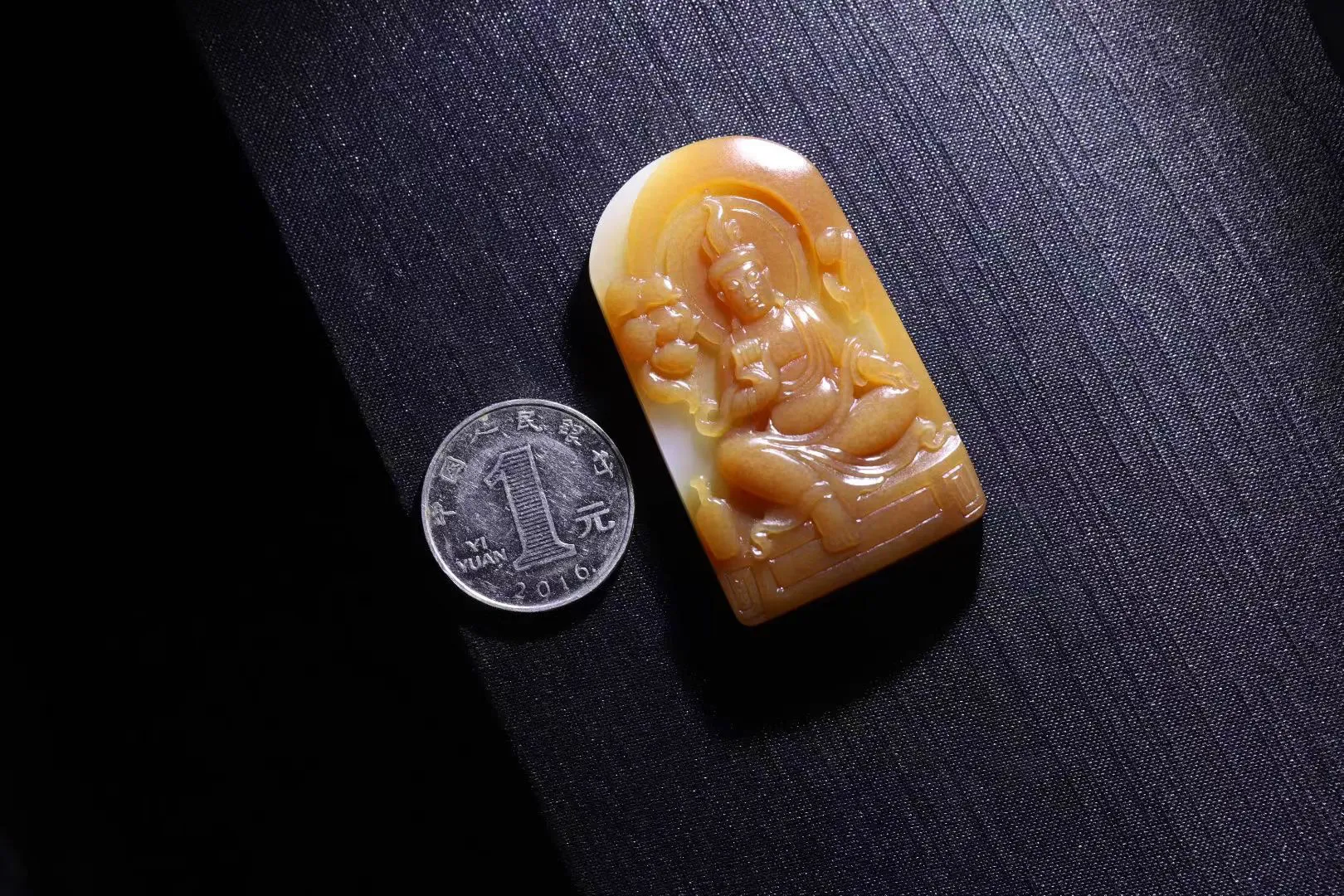收藏美物
【千年禅心】且末糖白玉，白细如脂，红肉艳丽饱满，呈现出如潭水一般的深邃色泽，让人一眼望不穿，充满了遐想。雕工精细，设计精妙，观音传心授教，无相僧人身披袈裟，一心求佛，虔诚至极。掩埋一生心即佛，万年千载不成尘工。禅心，禅念，禅悟，出尘之气，悟道在心，禅意幽幽，意境深远。
【规格】54-32-10mm，36.8g