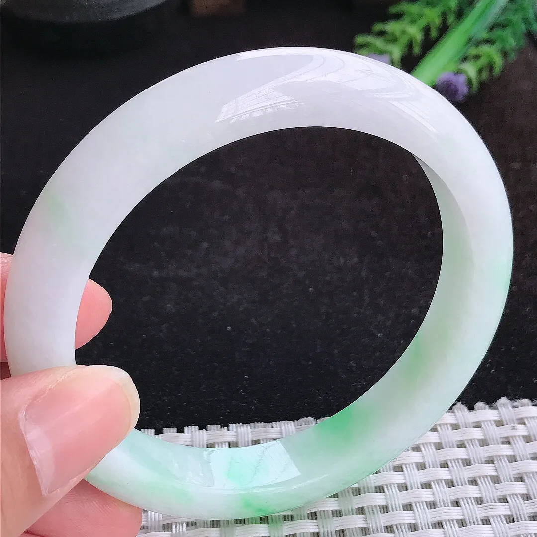 自然光62.5/12.2/9大圈口老坑秀气冰润白底青飘阳绿手镯天然翡翠玉镯女款