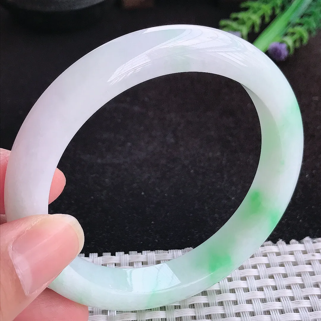自然光62.5/12.2/9大圈口老坑秀气冰润白底青飘阳绿手镯天然翡翠玉镯女款