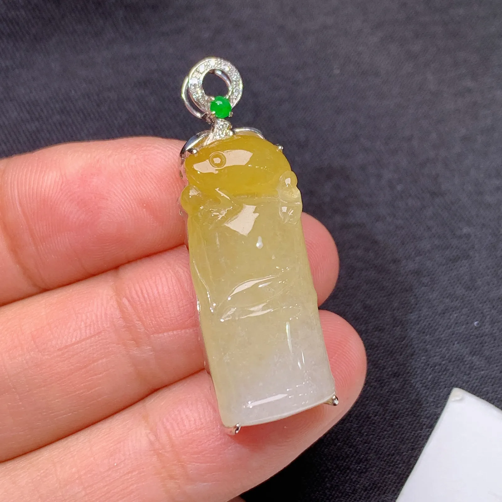 黄翡竹节吊坠，18k金镶嵌，冰透水润，颜色鲜亮xu 尺寸36.3*11.9*7.2