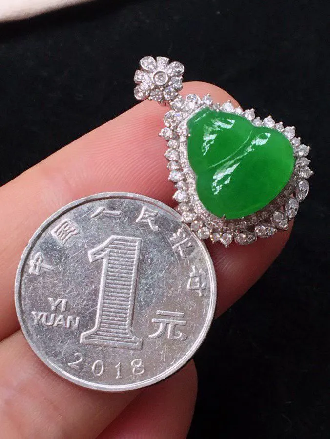 冰种阳绿葫芦吊坠、真金真钻镶嵌，种水好，玉质细腻 .裸石尺寸 13.5*13.0