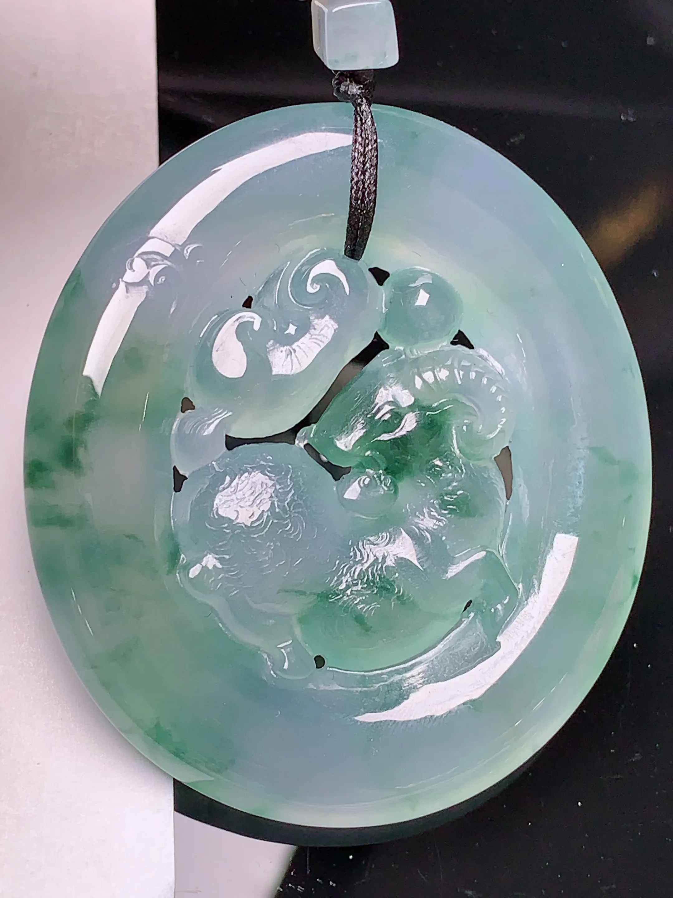 飘绿生肖羊吊坠 玉质细腻 色泽艳丽 水润亮眼  整体尺寸48.2*42.6*6.5