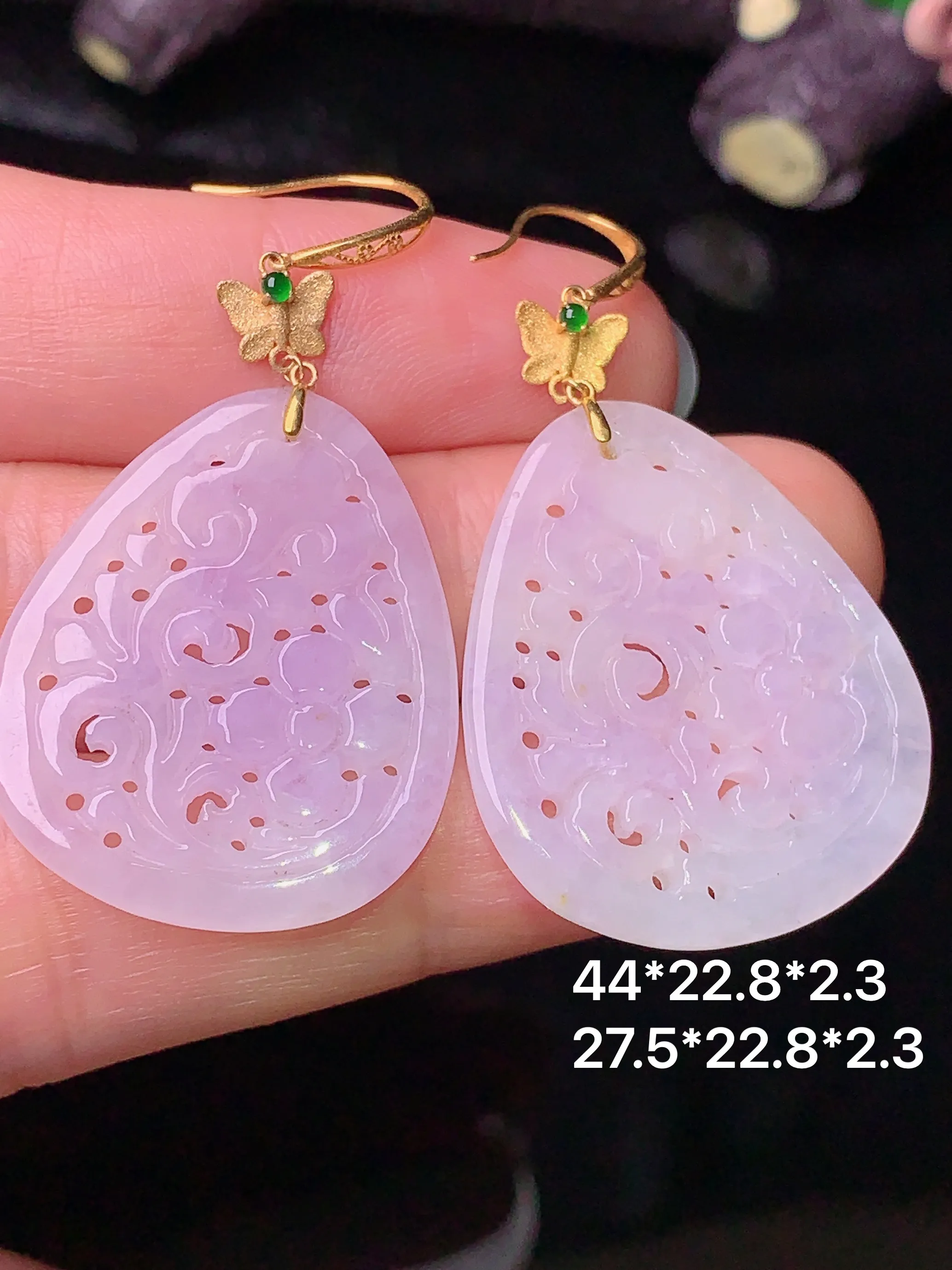 18k金镶嵌紫罗兰雕花耳坠 玉质细腻 色泽艳丽 水润亮眼  整体尺寸44*22.8*2.3