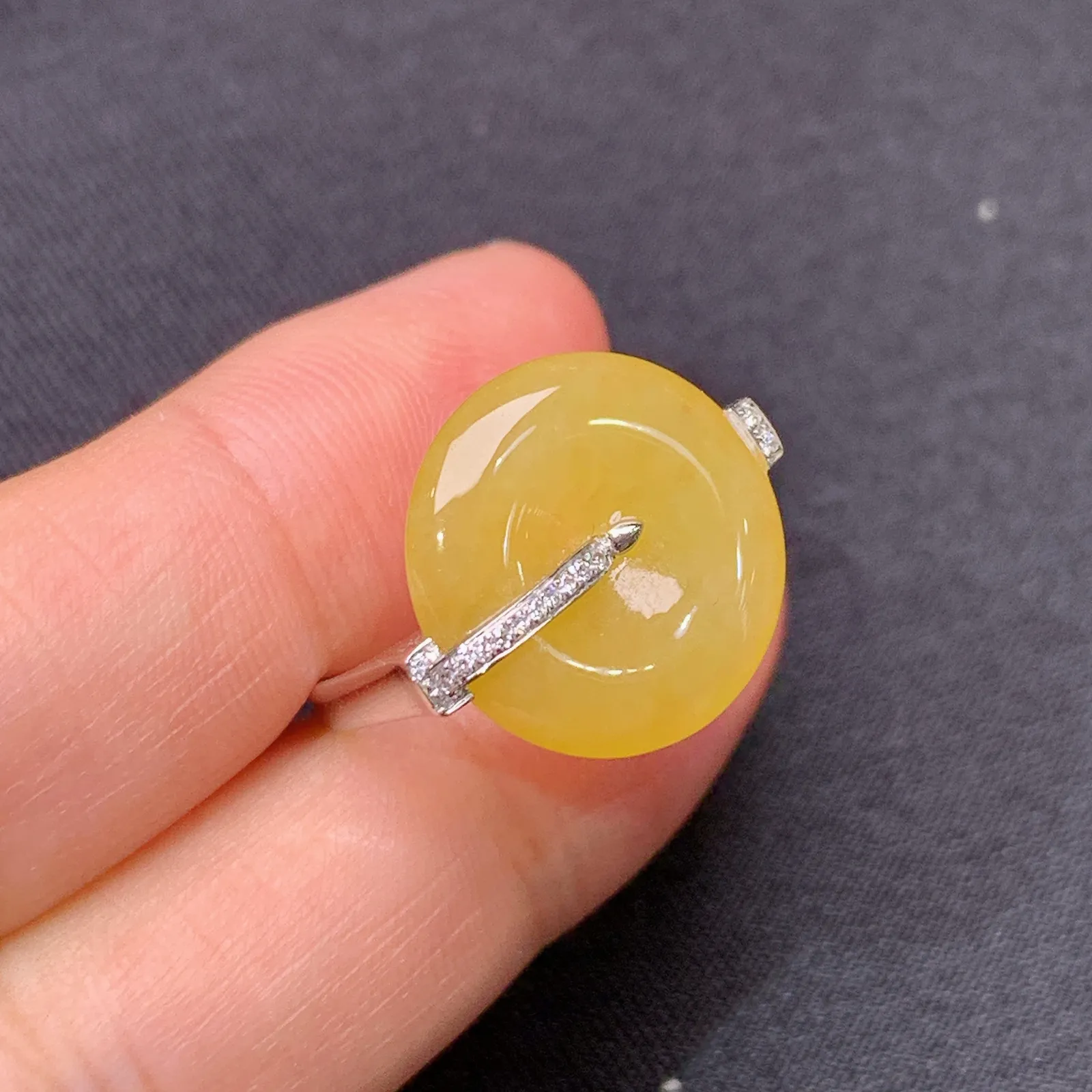 黄翡平安扣戒指 18k金镶嵌，简约时尚，冰透水润，颜色鲜亮，Xu 圈口14 裸石15.2*3.2