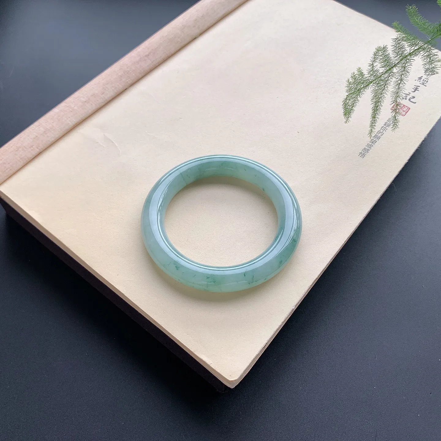 55.5圈口飘花圆条手镯 尺寸：55.5-10.8-11.3，无纹裂，花色飘逸，条形饱满
